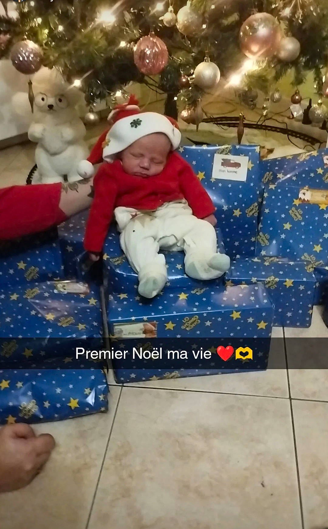 Ylandsson participe au concours pour gagner de l'argent avec cette photo : child, christmas, christmas_decoration, christmas_eve, christmas_lights, christmas_ornament, event, flooring, fun, happy, holiday, interior_design, leisure, ornament, person, sitting, snapshot, toddler, tree, winter