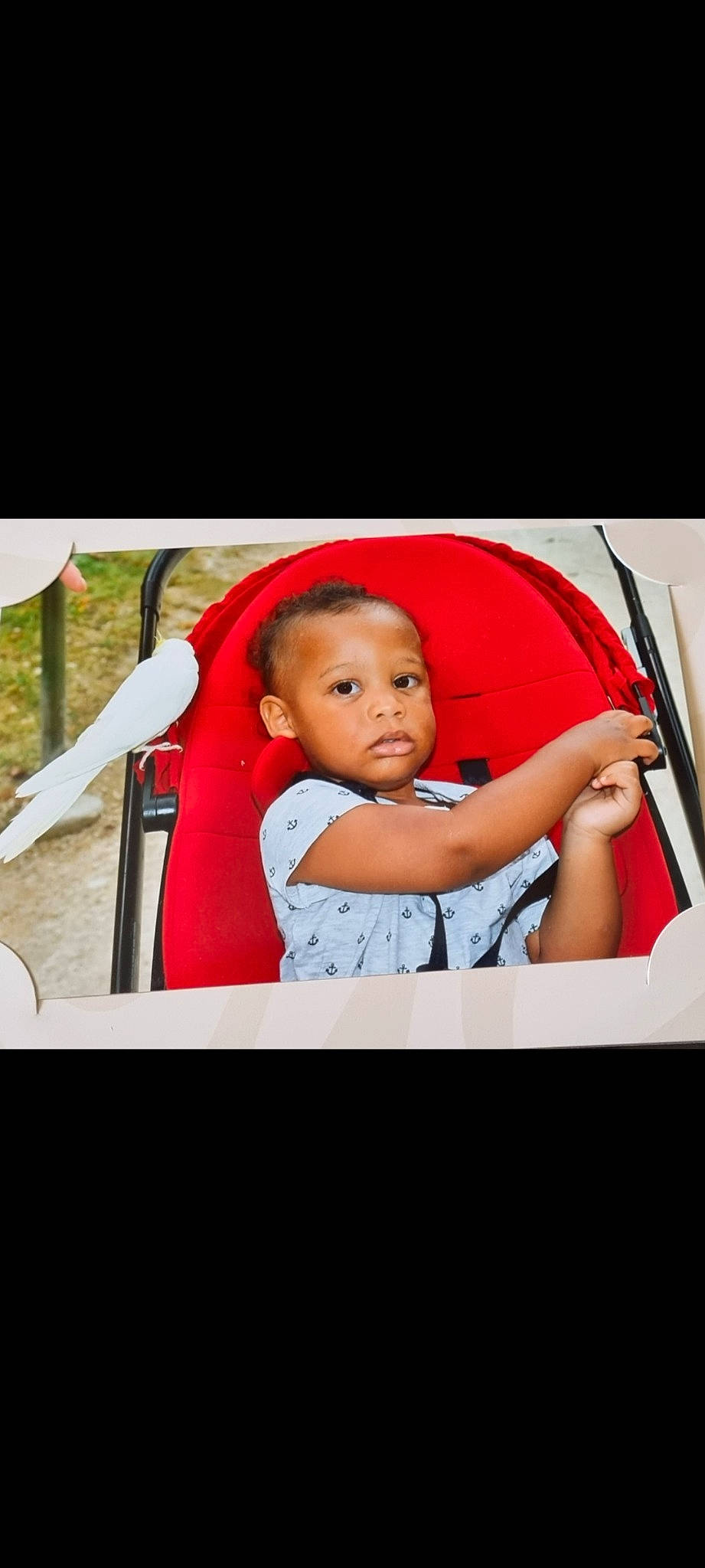 Kélyane a rejoint le concours — aidez-le/la à gagner de superbes lots ! auto_part, automotive_design, baby, baby_carriage, baby_products, baby_toddler_clothing, car_seat, child, comfort, flash_photography, fun, happy, leisure, magenta, person, recreation, sitting, toddler, travel, vehicle_door