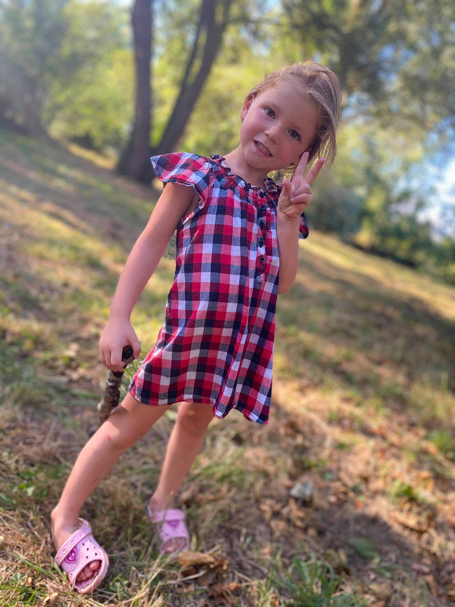 Noéline a rejoint le concours — aidez-le/la à gagner de superbes lots ! blond, child, child_model, design, fun, grass, happy, joy, pattern, people_in_nature, person, photography, plaid, plant, play, smile, summer, sunlight, tartan, textile