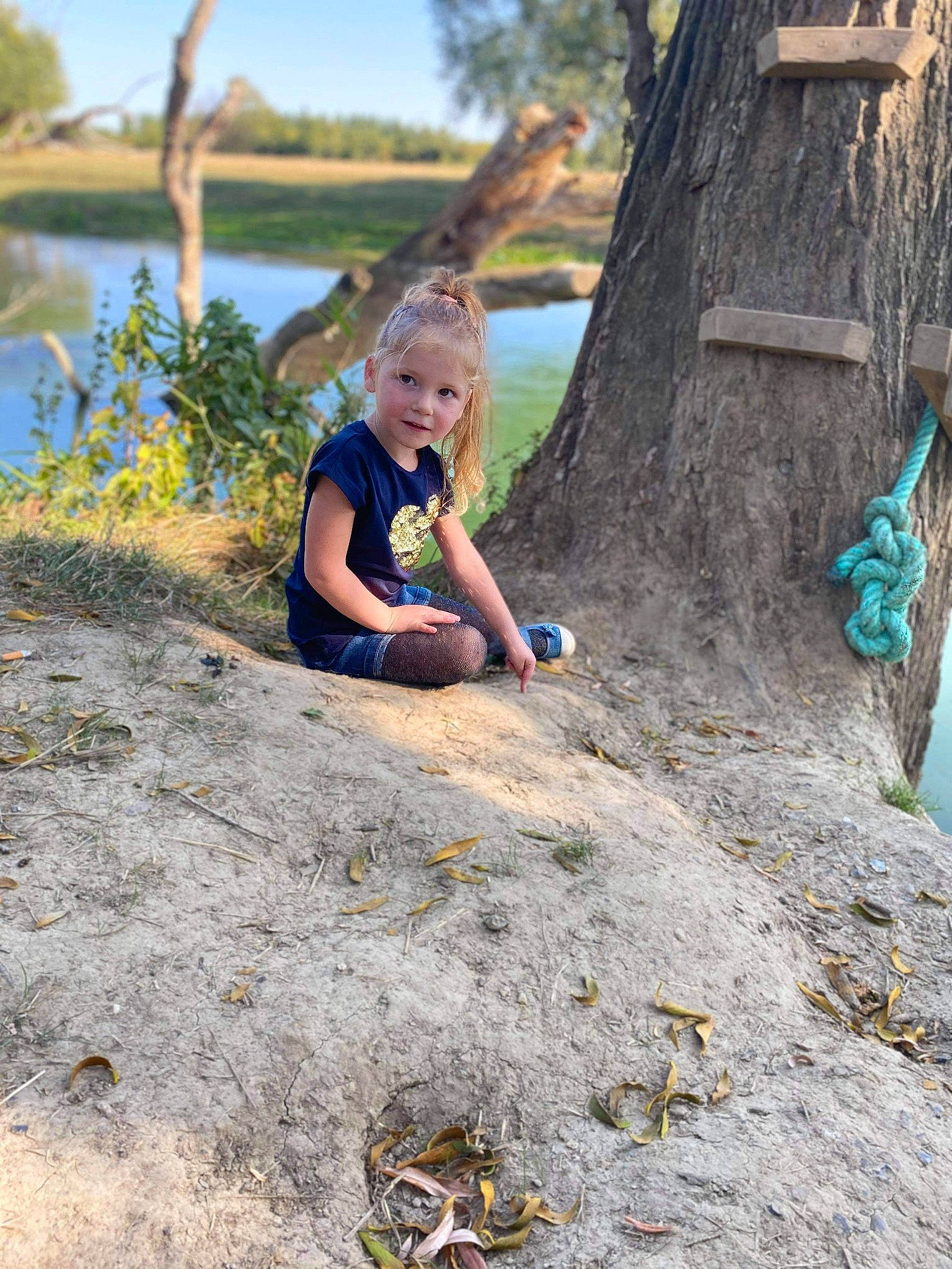 Noéline a rejoint le concours — aidez-le/la à gagner de superbes lots ! adaptation, blond, child, fun, grass, leg, leisure, person, photograph, photography, plant, play, rock, sitting, tourism, tree, vacation, wood