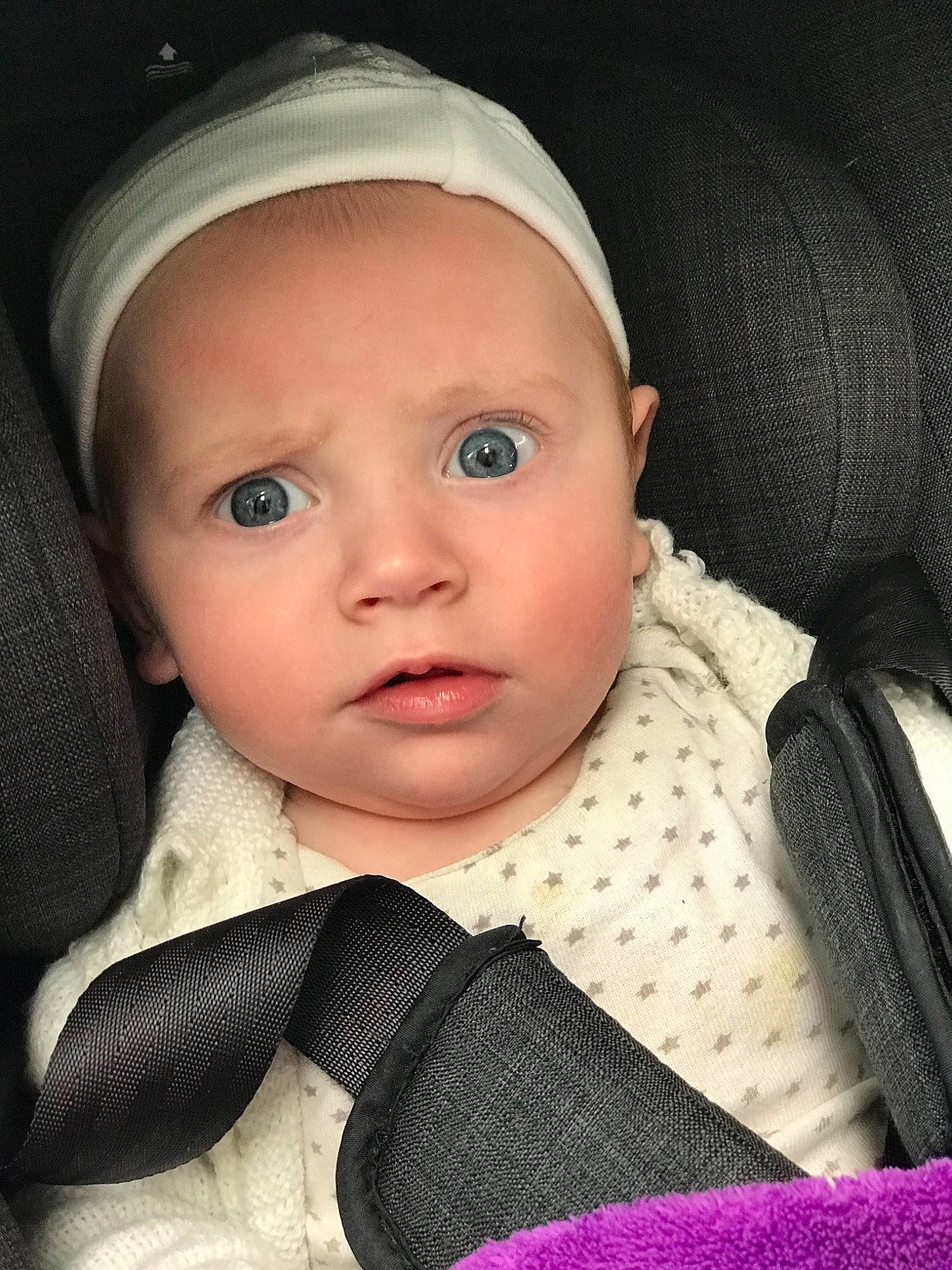 Arthur participe au concours pour gagner de l'argent avec cette photo : baby, baby_in_car_seat, beauty, cheek, child, chin, eye, eyebrow, face, forehead, head, headgear, iris, lip, mouth, nose, person, photography, product, skin