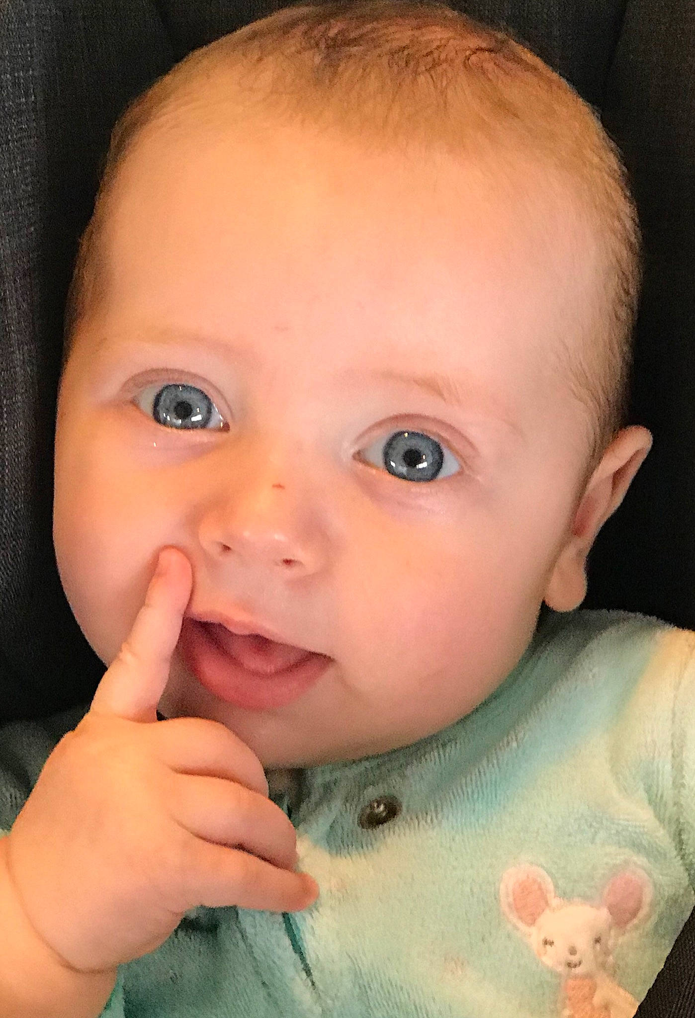 Arthur participe au concours pour gagner de l'argent avec cette photo : baby, cheek, child, chin, close_up, ear, eye, eyebrow, eyelash, face, finger, forehead, head, iris, lip, mouth, nose, organ, person, skin