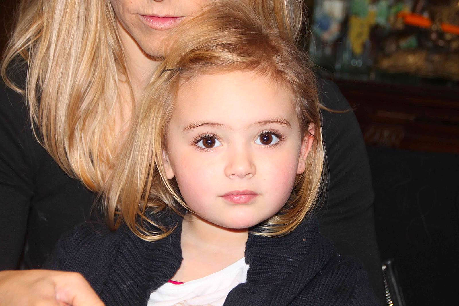 Sia a rejoint le concours — aidez-le/la à gagner de superbes lots ! beauty, blond, brown_hair, cheek, child, child_model, chin, eye, eyebrow, face, fun, hair, hairstyle, head, iris, lip, long_hair, nose, person, smile