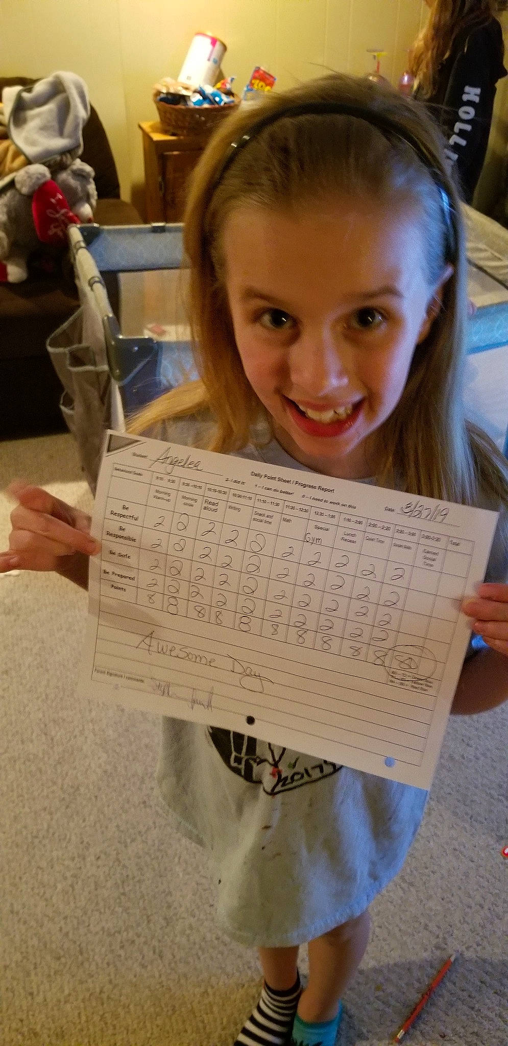 Lea is registered to the contest to win money with this photo: child, joy, paper, paper_product, person, reading, smile