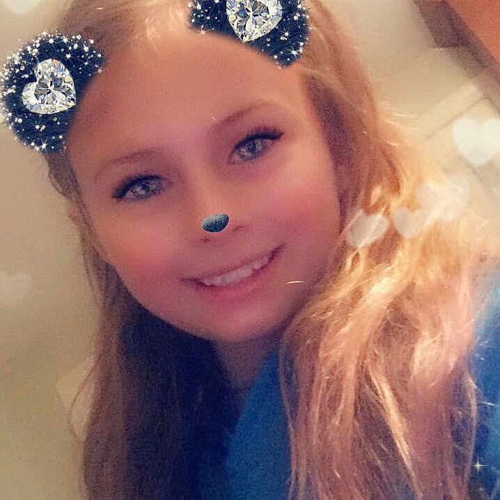 Olivia is registered to the contest to win money with this photo: beauty, blond, crown, eye, eyebrow, face, fashion_accessory, forehead, hair, hair_accessory, hairstyle, head, headgear, headpiece, joy, lady, lip, long_hair, person, photography