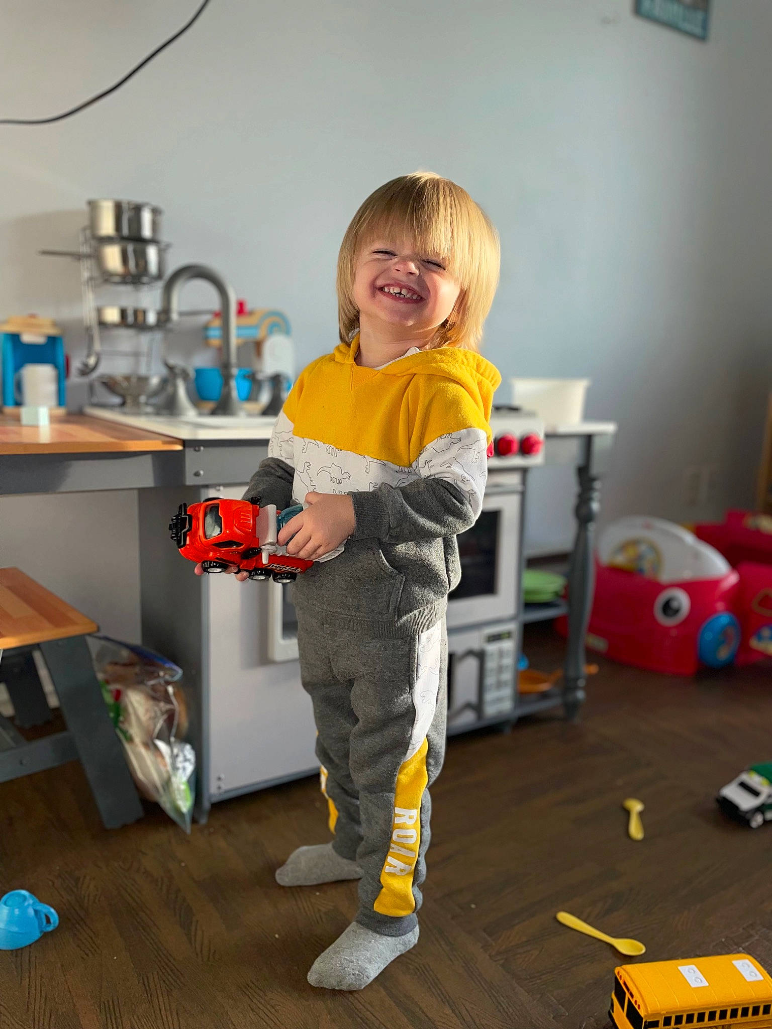 Ludovic a rejoint le concours — aidez-le/la à gagner de superbes lots ! cardboard, child, engineering, flooring, fun, hardwood, joy, kitchen, kitchen_appliance, machine, person, picture_frame, play, room, shoe, smile, t_shirt, toddler, toy, toy_vehicle