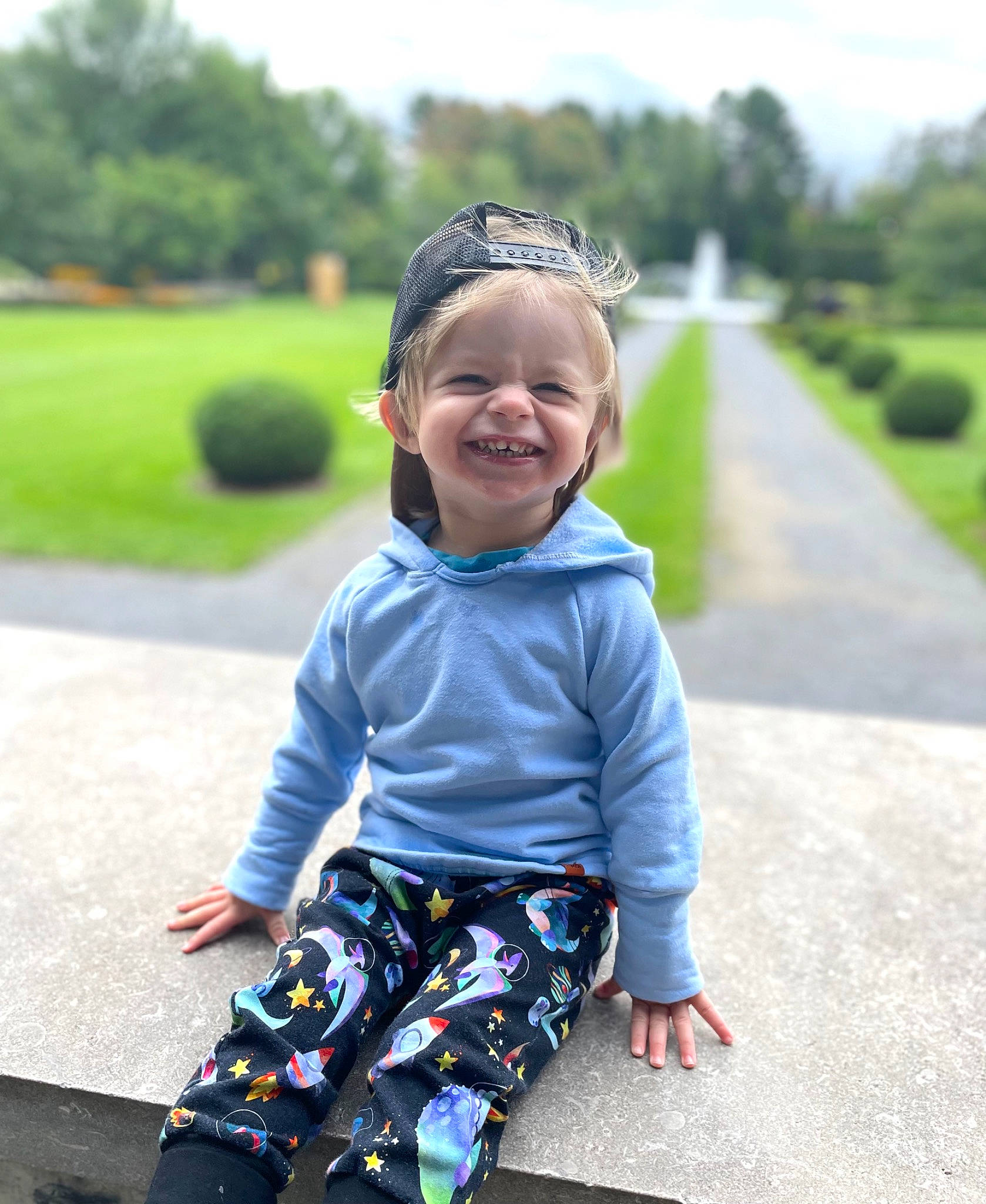 Ludovic participe au concours pour gagner de l'argent avec cette photo : asphalt, baby, baby_toddler_clothing, child, clothing, electric_blue, eye, grass, hair, happy, joy, leaf, leisure, person, plaid, plant, sky, sleeve, smile, summer