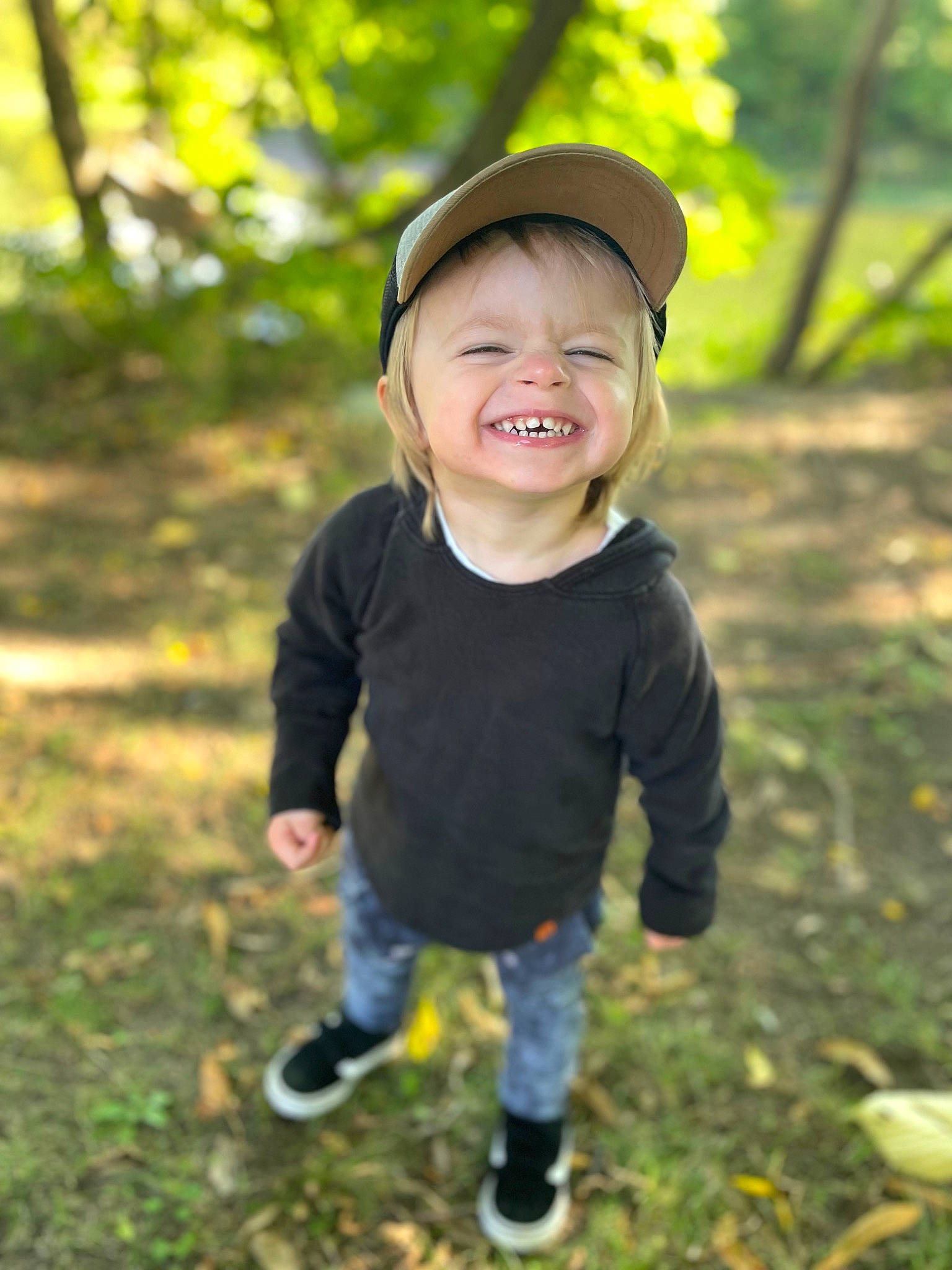 Ludovic participe au concours pour gagner de l'argent avec cette photo : baby, baby_toddler_clothing, baseball_cap, cap, child, clothing, flash_photography, fun, grass, happy, hat, joy, leisure, people_in_nature, person, plant, smile, standing, sun_hat, toddler