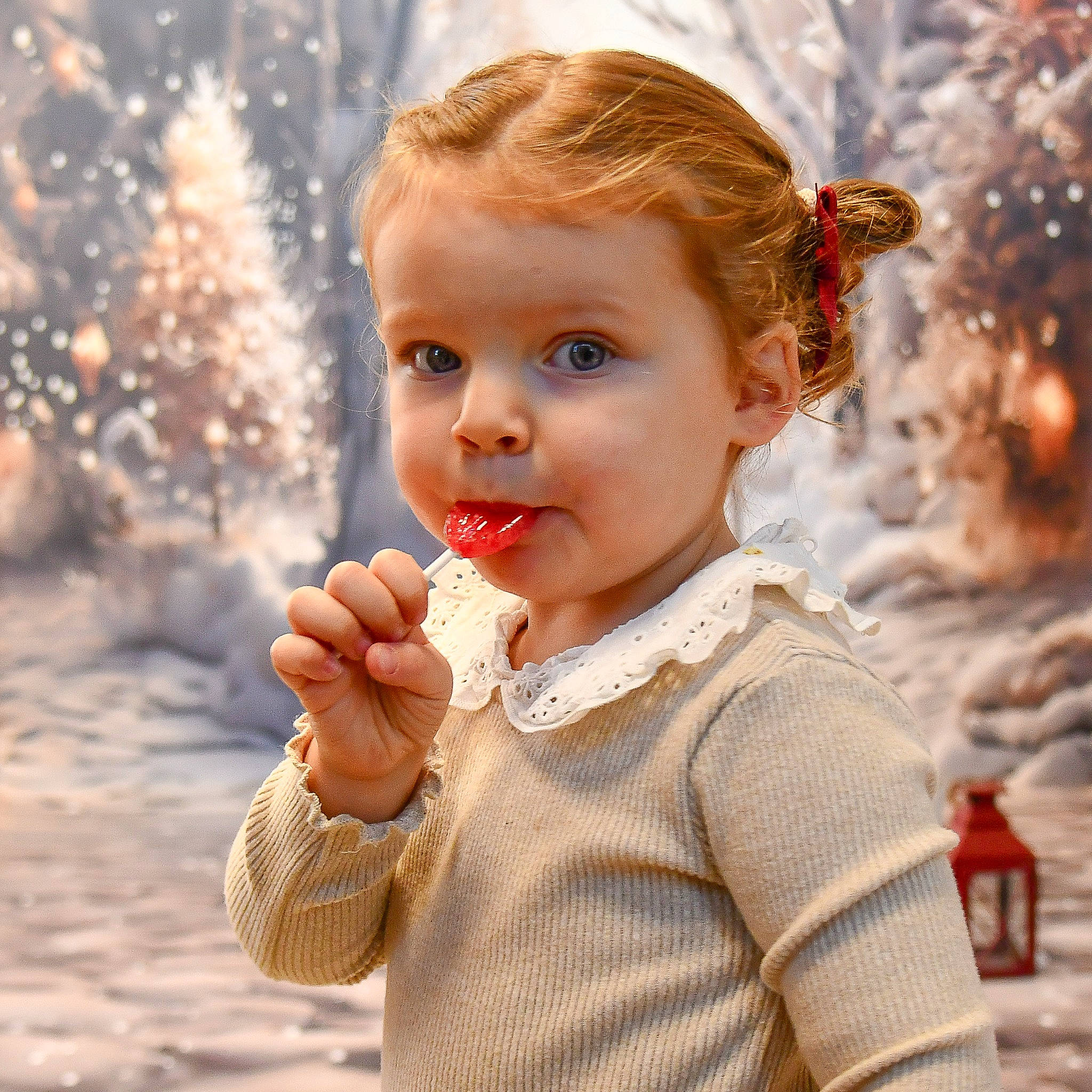 Lexa a rejoint le concours — aidez-le/la à gagner de superbes lots ! baby_toddler_clothing, blond, cheek, child, event, eye, fun, gesture, happy, iris, lip, nose, people_in_nature, person, portrait_photography, skin, sleeve, spring, summer, toddler