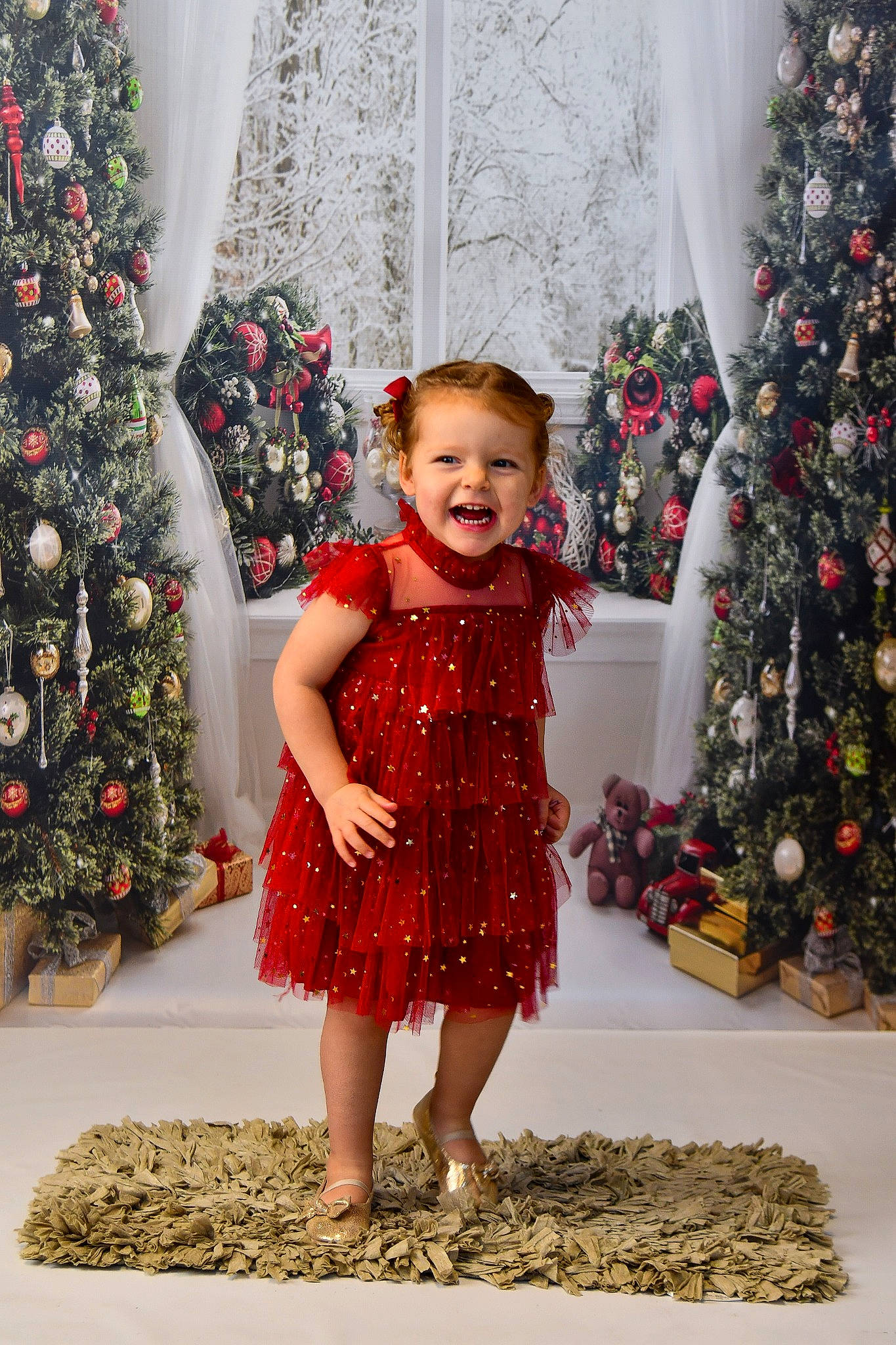 Lexa a rejoint le concours — aidez-le/la à gagner de superbes lots ! christmas_ornament, christmas_tree, dress, facial_expression, green, hairstyle, happy, head, holiday_ornament, human_body, one_piece_garment, person, photograph, pink, plant, red, sleeve, smile, standing, tree