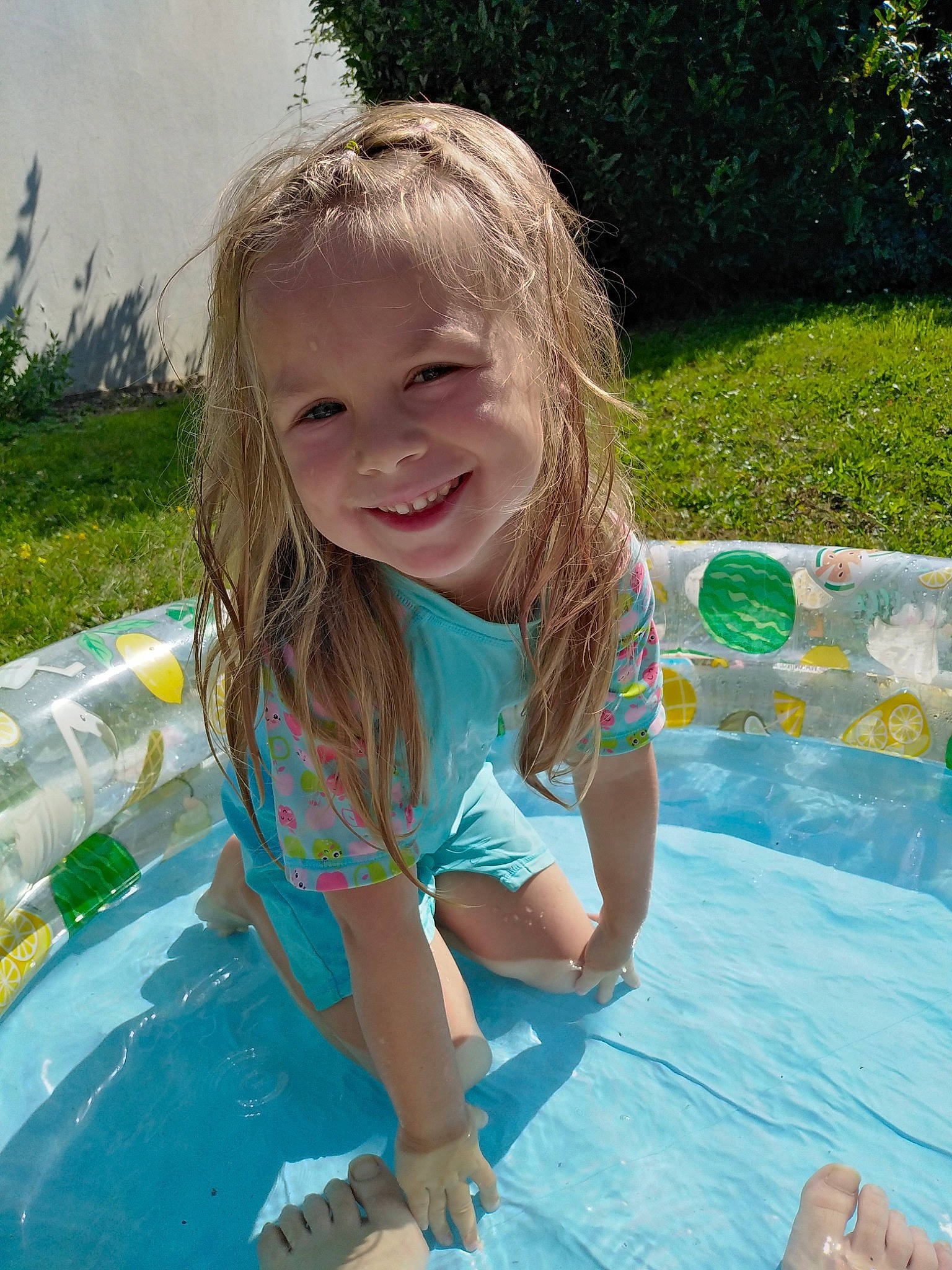 Manon a rejoint le concours — aidez-le/la à gagner de superbes lots ! child, fun, games, garden, grass, green, happy, joy, laugh, leisure, outdoor_play_equipment, people_in_nature, person, plant, play, public_space, recreation, sitting, smile, toddler