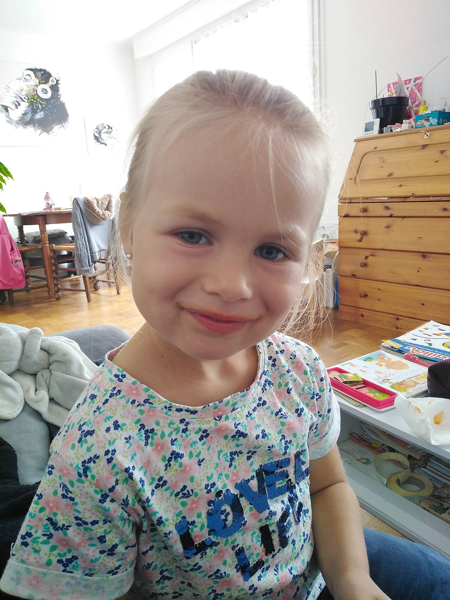 Manon a rejoint le concours — aidez-le/la à gagner de superbes lots ! baby_toddler_clothing, chair, cheek, child, drawer, event, flooring, fun, happy, houseplant, joy, pattern, person, plant, room, sitting, sleeve, smile, t_shirt, table