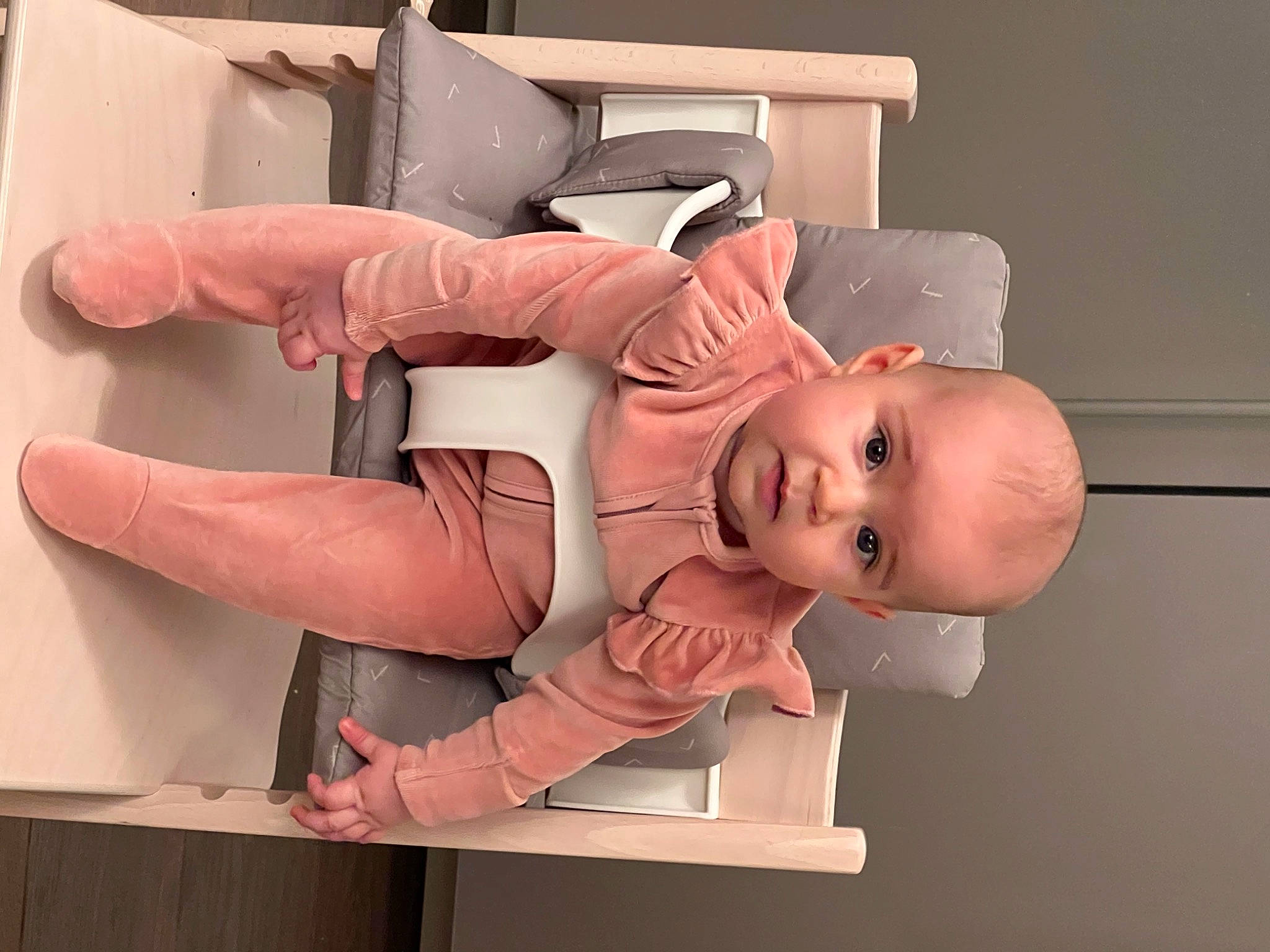Elora is registered to the contest to win money with this photo: abdomen, art, baby, chest, child, comfort, elbow, eyelash, finger, flesh, human_leg, joint, knee, leg, neck, person, pink, room, thigh, wood