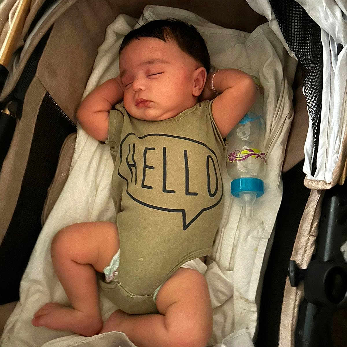 Mohamed-Habib a rejoint le concours — aidez-le/la à gagner de superbes lots ! baby, babywear, blanket, bottle, child, closeup, clothing, comfort, cute, face, hands, indoor, infant, legs, newborn, onesie, peaceful, resting, sleeping, stroller