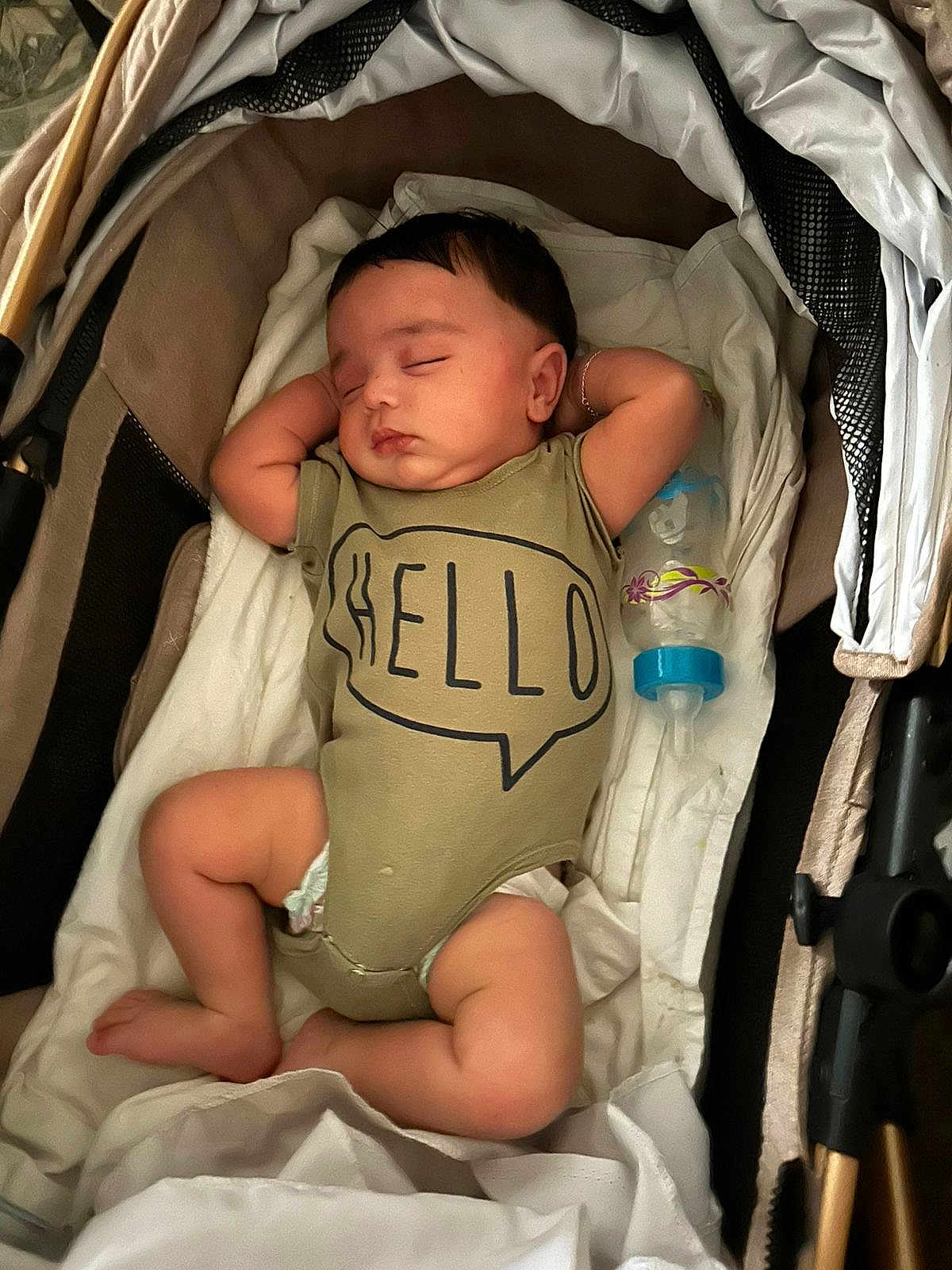Mohamed-Habib a rejoint le concours — aidez-le/la à gagner de superbes lots ! baby, sleeping, onesie, stroller, bottle, infant, child, cute, peaceful, resting, clothing, face, hands, legs, blanket, comfort, indoor, closeup, newborn, babywear