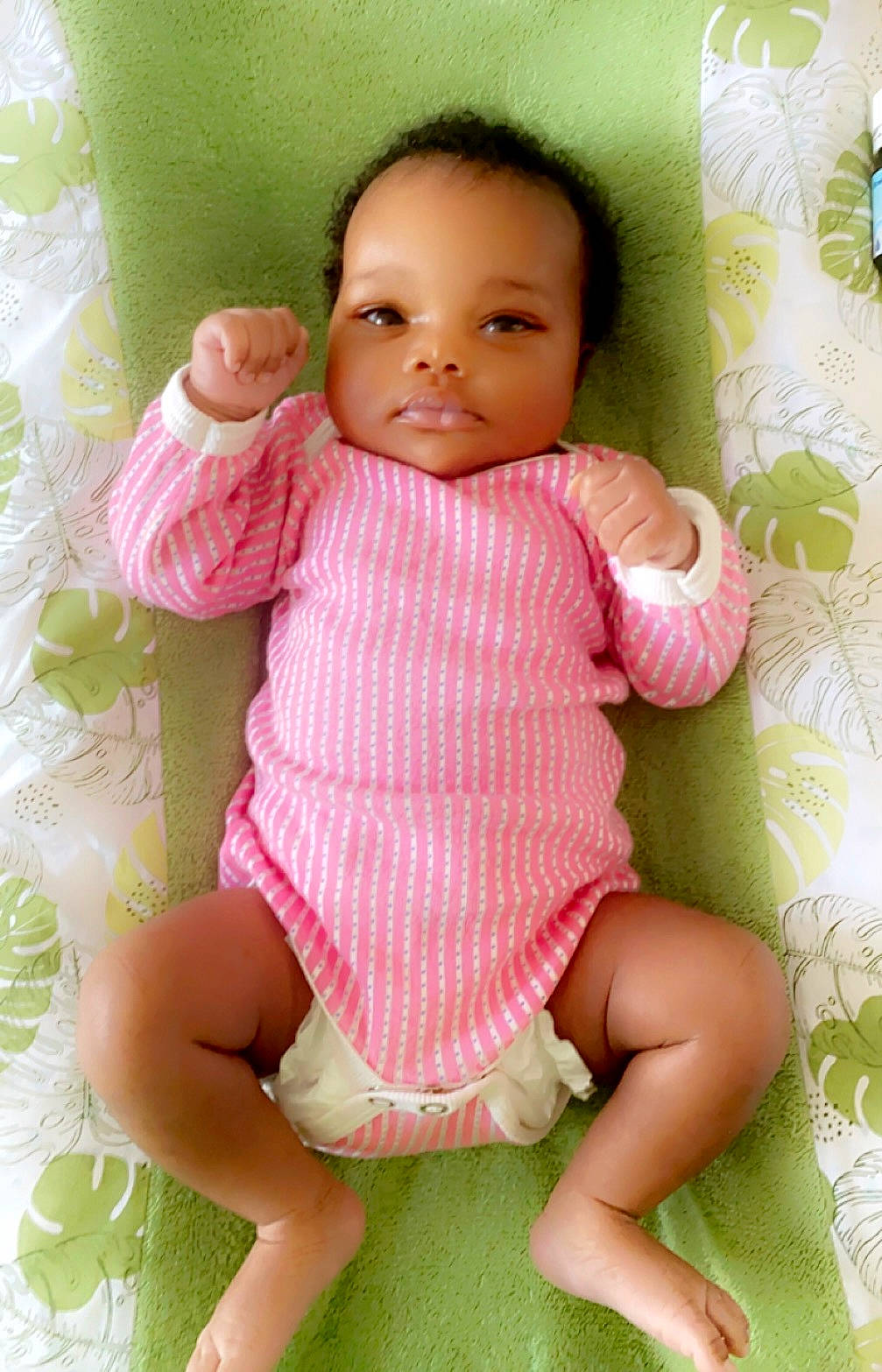 Nayah a rejoint le concours — aidez-le/la à gagner de superbes lots ! baby, baby_toddler_clothing, cheek, child, dress, finger, green, head, lip, one_piece_garment, pattern, person, pink, product, skin, sleeve, smile, textile, thigh, thumb