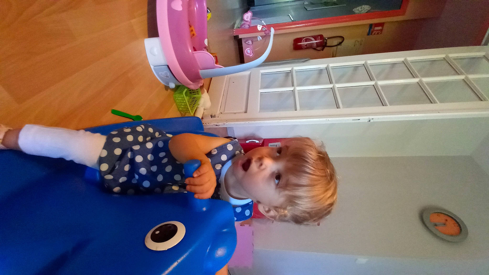 Luccia a rejoint le concours — aidez-le/la à gagner de superbes lots ! baby, baby_products, baby_toddler_clothing, baby_toys, child, fun, hair, head, home_appliance, kitchen, kitchen_appliance, laundry_room, leisure, major_appliance, microwave_oven, person, play, refrigerator, room, toddler