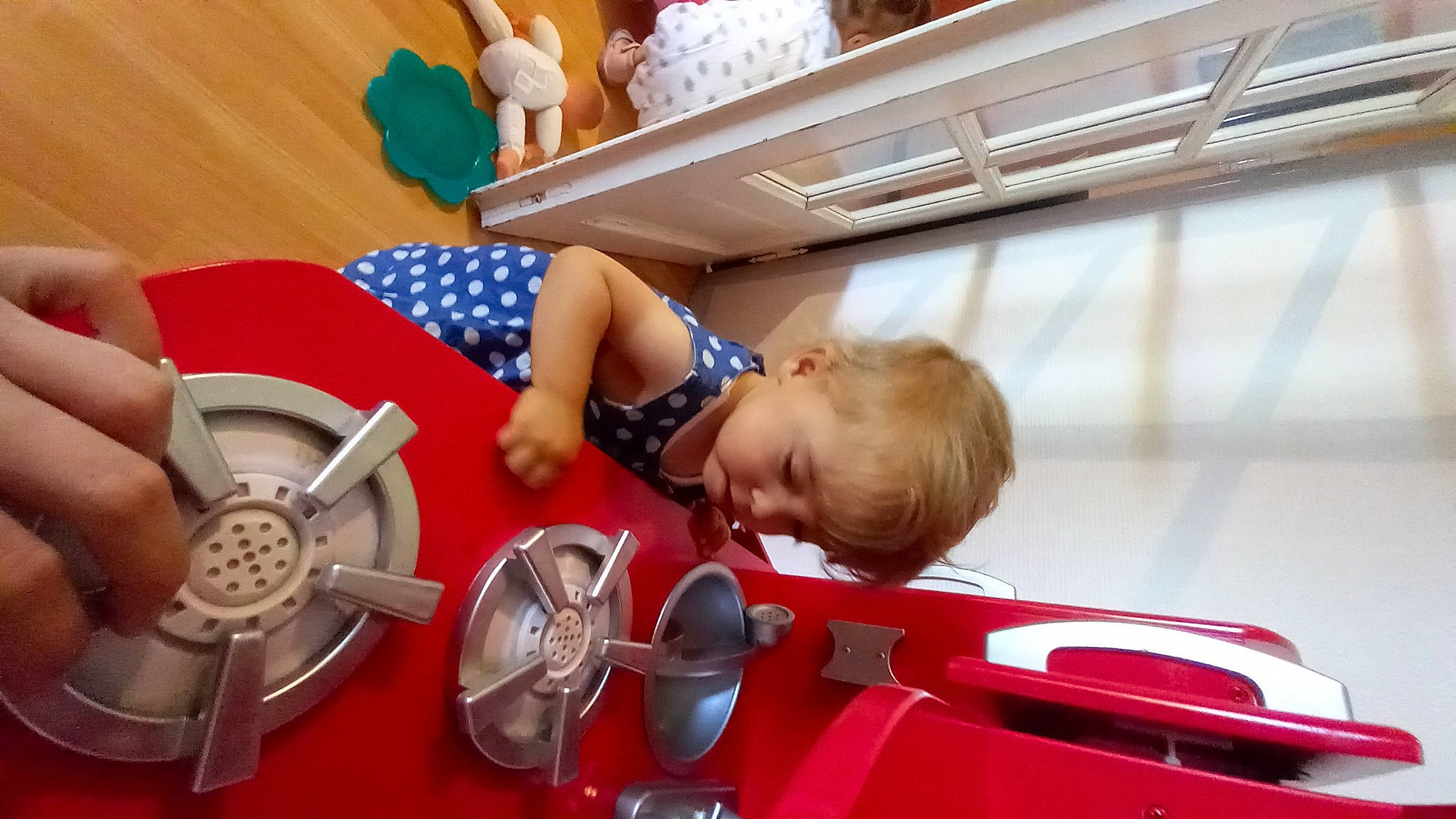 Luccia participe au concours pour gagner de l'argent avec cette photo : alloy_wheel, auto_part, automotive_design, automotive_exterior, automotive_tire, automotive_wheel_system, bumper, carmine, child, flooring, hand, leisure, machine, motor_vehicle, person, steering_wheel, toddler, toy, vehicle_door, wheel