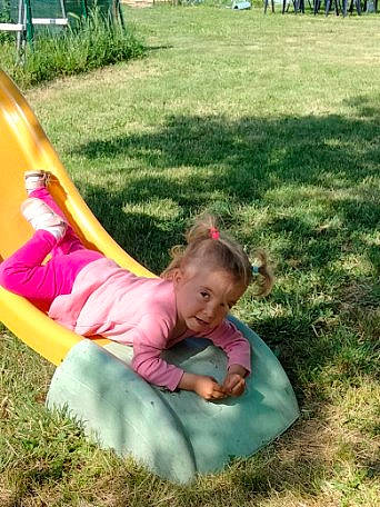 Luccia a rejoint le concours — aidez-le/la à gagner de superbes lots ! baby, chair, child, comfort, fun, grass, grass_family, green, lap, lawn, leisure, people_in_nature, person, photograph, plant, recreation, sitting, spring, summer, toddler