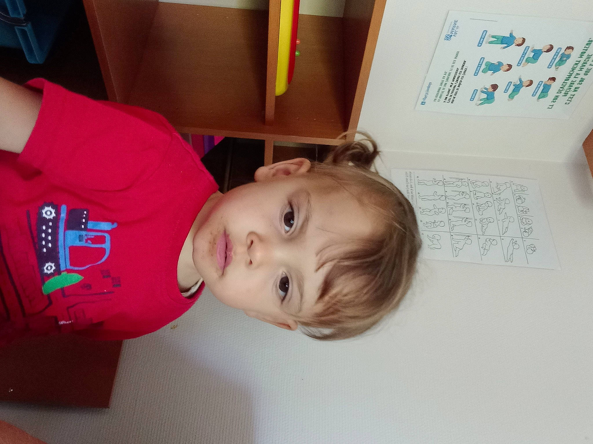 Ophélie a rejoint le concours — aidez-le/la à gagner de superbes lots ! baby, baby_toddler_clothing, box, carmine, chair, cheek, child, fun, happy, nose, person, room, shipping_box, sleeve, toddler