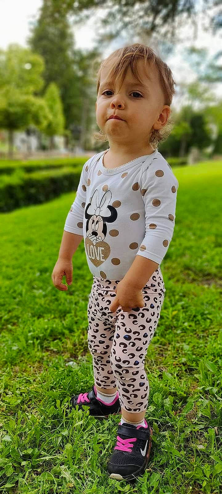Ophélie participe au concours pour gagner de l'argent avec cette photo : baby_toddler_clothing, child, facial_expression, grass, grassland, green, happy, lawn, meadow, pattern, people_in_nature, person, photograph, plant, sleeve, street_fashion, summer, t_shirt, toddler, tree
