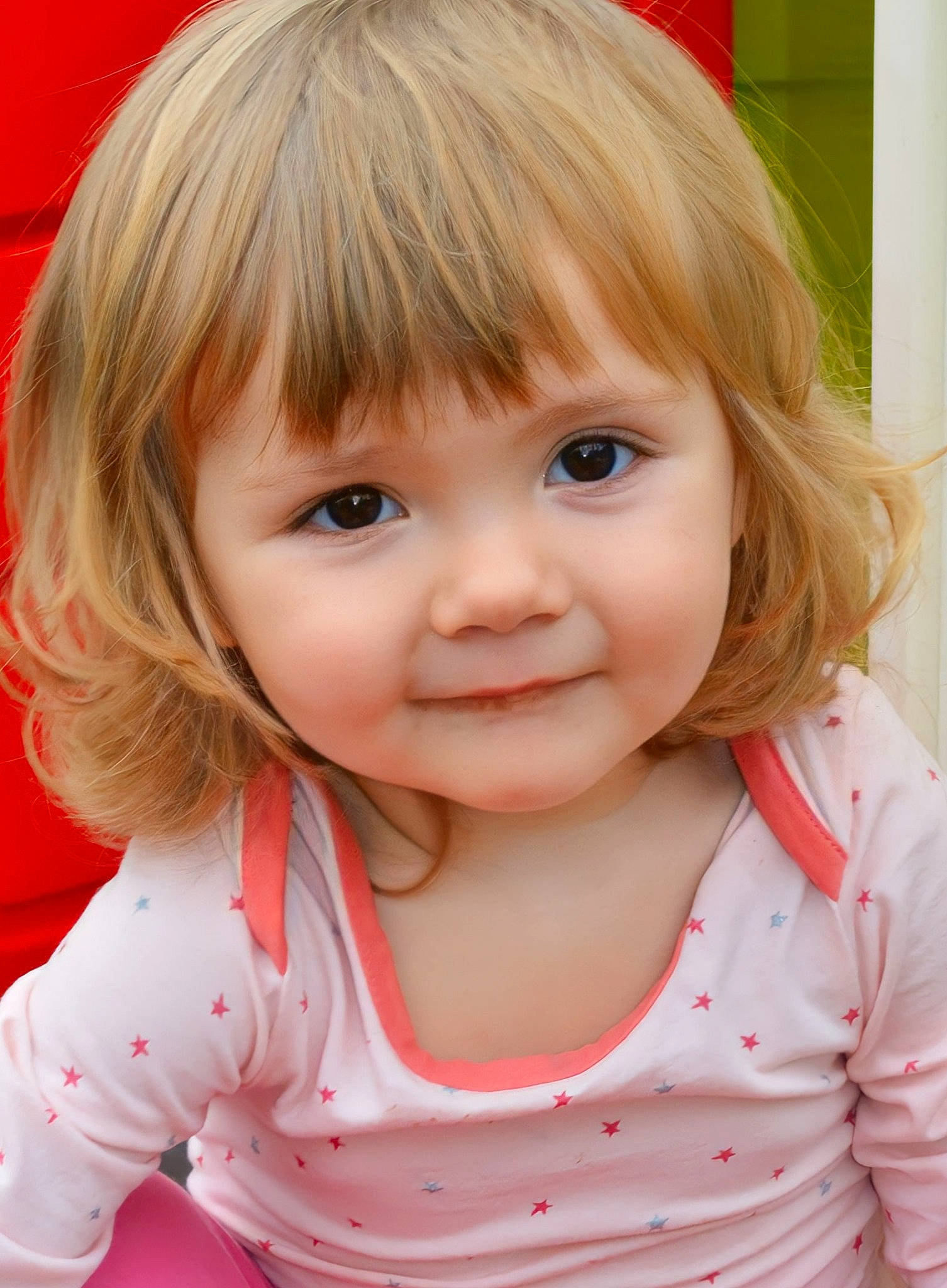 Selena participe au concours pour gagner de l'argent avec cette photo : baby_toddler_clothing, bangs, beauty, blond, brown_hair, cheek, child, chin, eyelash, facial_expression, happy, iris, joy, lip, nose, person, pink, skin, sleeve, smile