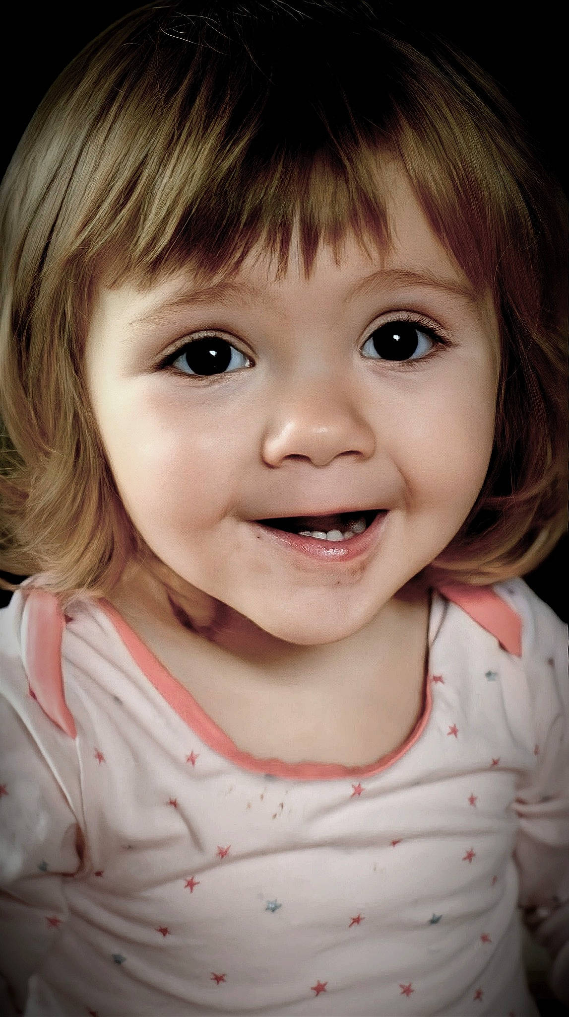 Selena a rejoint le concours — aidez-le/la à gagner de superbes lots ! cheek, chin, eye, eyebrow, eyelash, face, facial_expression, forehead, happy, head, human, iris, jaw, lip, mouth, nose, person, skin, sleeve, smile