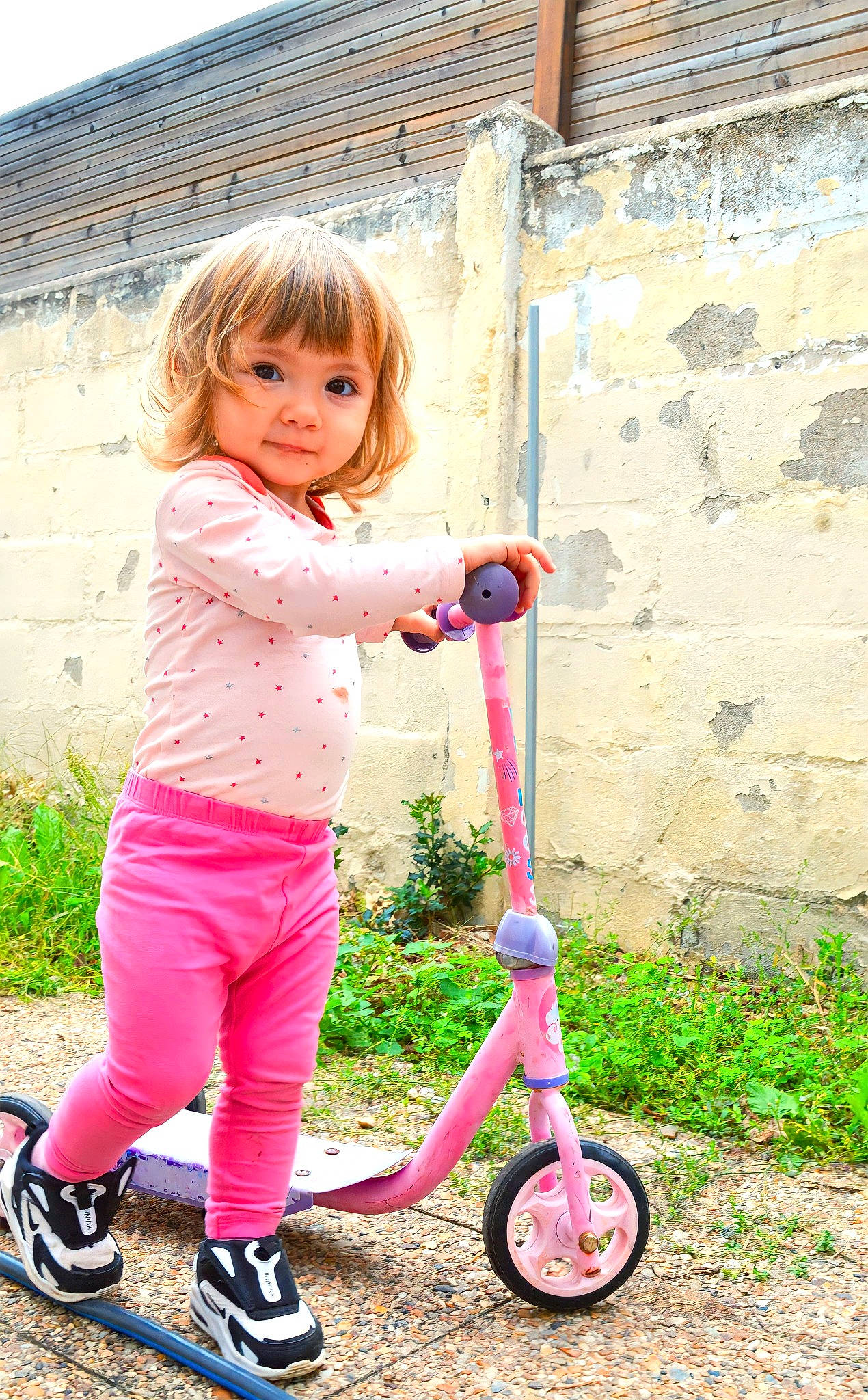 Selena participe au concours pour gagner de l'argent avec cette photo : automotive_tire, automotive_wheel_system, baby_toddler_clothing, bicycle_tire, child, electric_blue, fun, grass, happy, magenta, people_in_nature, person, pink, purple, recreation, rim, smile, spoke, tire, toddler