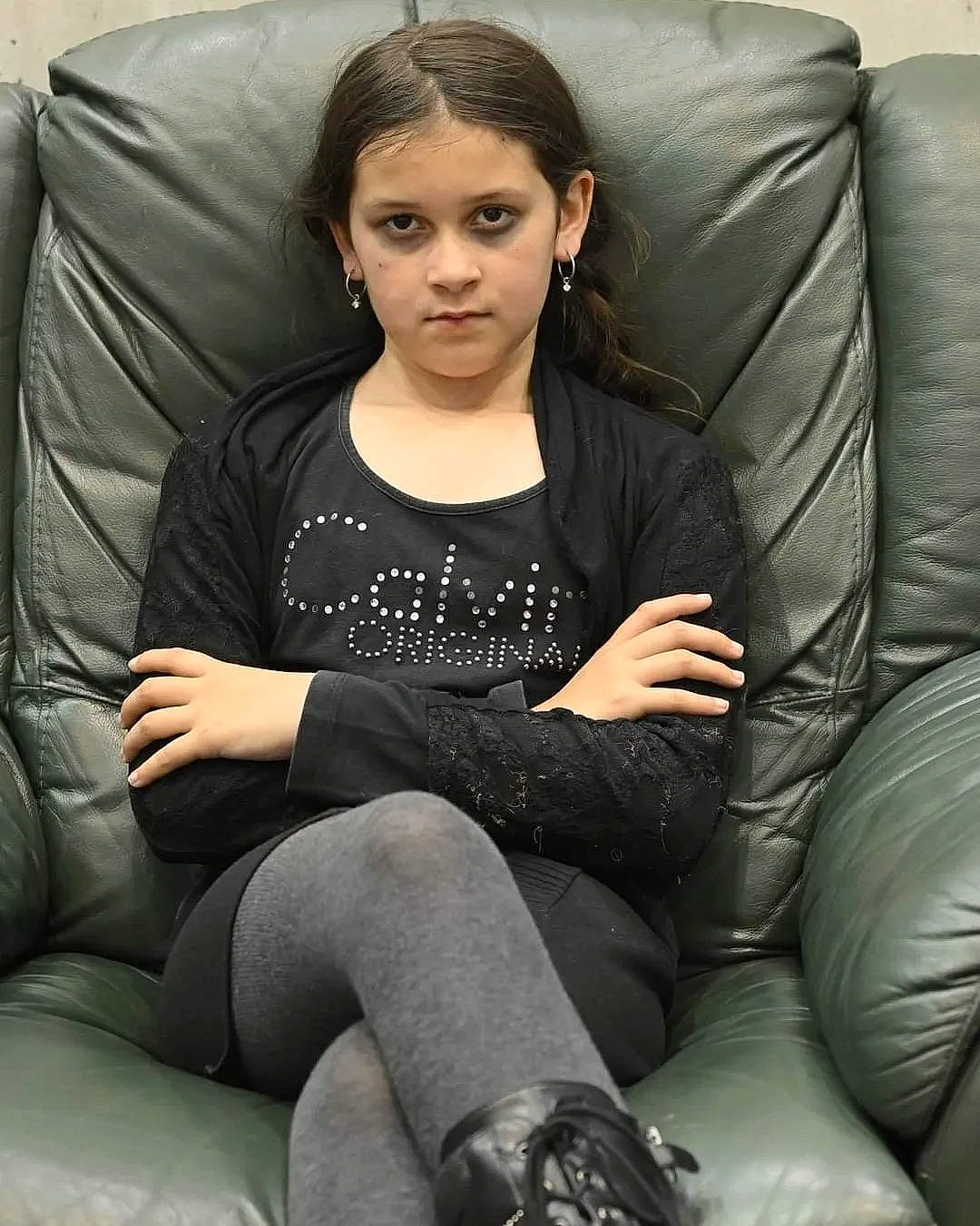 Lucy a rejoint le concours — aidez-le/la à gagner de superbes lots ! arm, beauty, black, black_hair, comfort, couch, finger, flash_photography, furniture, hair, head, human_leg, knee, lap, leg, lip, organ, person, sleeve, style