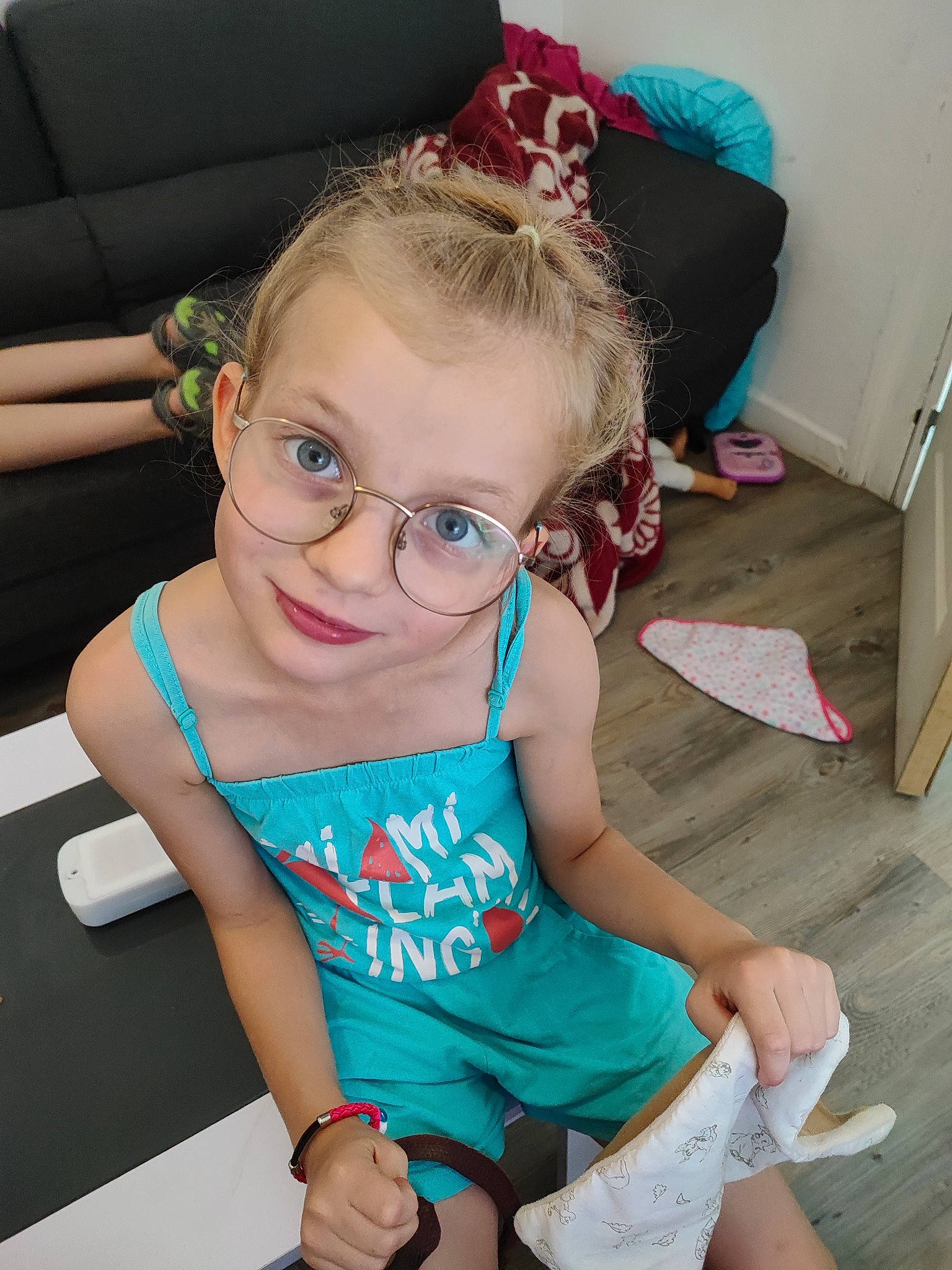 Maelys a rejoint le concours — aidez-le/la à gagner de superbes lots ! baby_toddler_clothing, blond, child, electric_blue, event, eyewear, facial_expression, fun, glasses, goggles, happy, leisure, person, pink, sitting, skin, smile, sunglasses, thigh, toddler