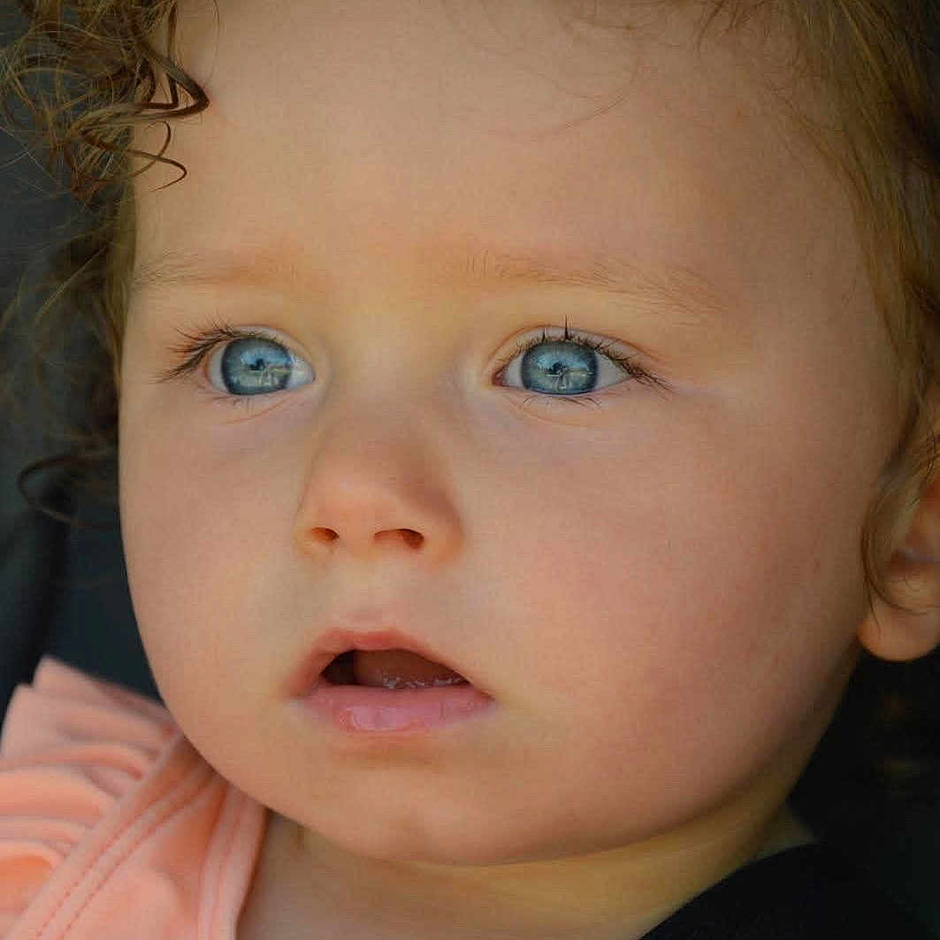 Giulia a rejoint le concours — aidez-le/la à gagner de superbes lots ! baby, black_strap, blue_eyes, child, close_up, curly, curly_hair, cute, expression, face, innocence, looking_away, natural_light, peach_top, person, portrait, skin, soft_light, toddler, young_child