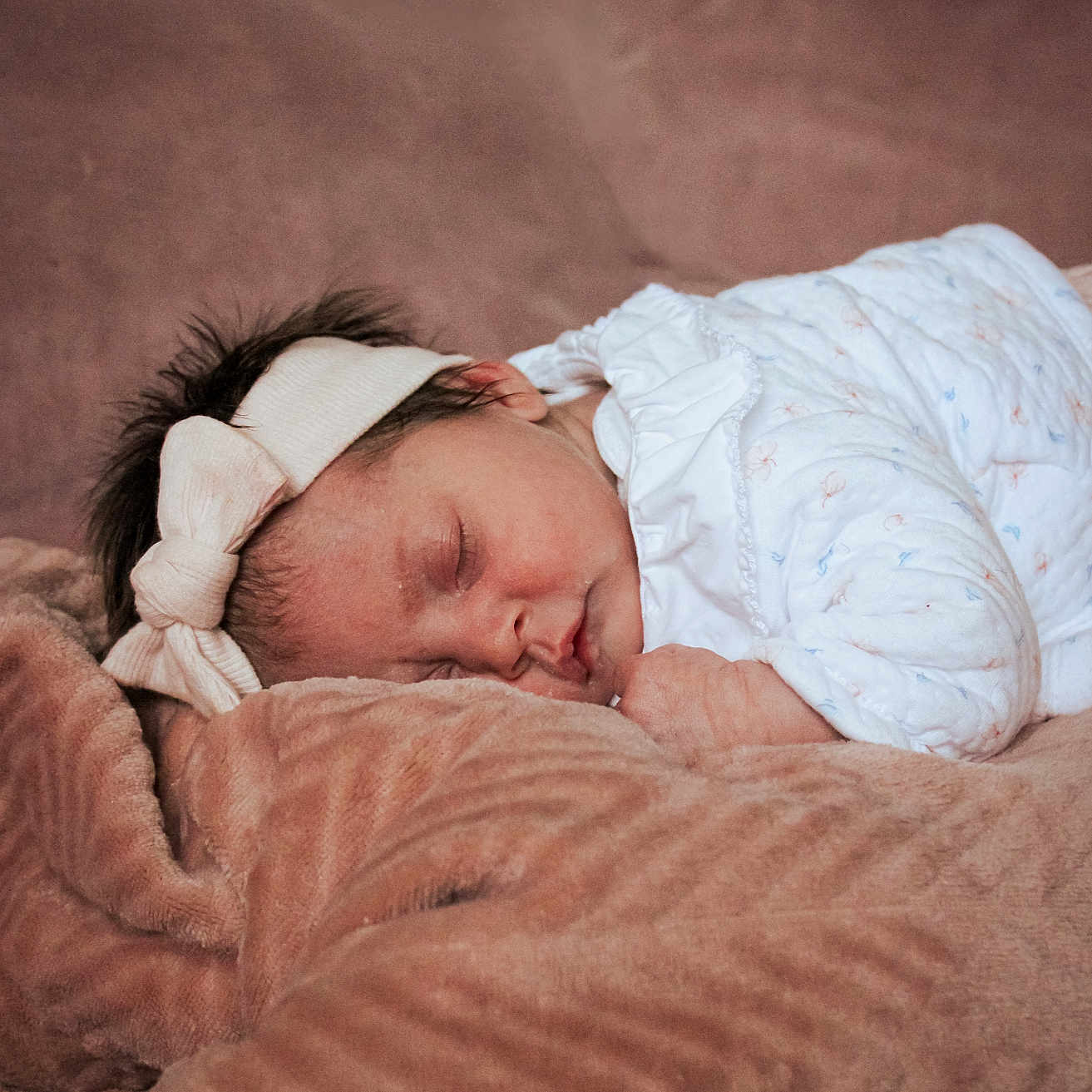 Mya a rejoint le concours — aidez-le/la à gagner de superbes lots ! baby, bed, bedroom, blanket, bodypart, couch, face, finger, furniture, hand, happy, head, indoors, newborn, person, photography, portrait, quilt, room, sleeping