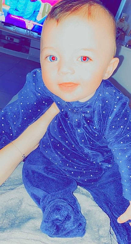 Tyliano a rejoint le concours — aidez-le/la à gagner de superbes lots ! azure, baby_toddler_clothing, blue, cheek, chest, cool, electric_blue, fun, happy, human_body, iris, mouth, neck, nose, pattern, person, pink, purple, sleeve, t_shirt