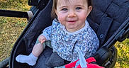 Téa a rejoint le concours — aidez-le/la à gagner de superbes lots ! baby, stroller, outdoor, grass, plush_toy, blue_eyes, smile, socks, clothing, child, person, seat, sunlight, nature, cute, happy, infant, toy, fabric, portrait