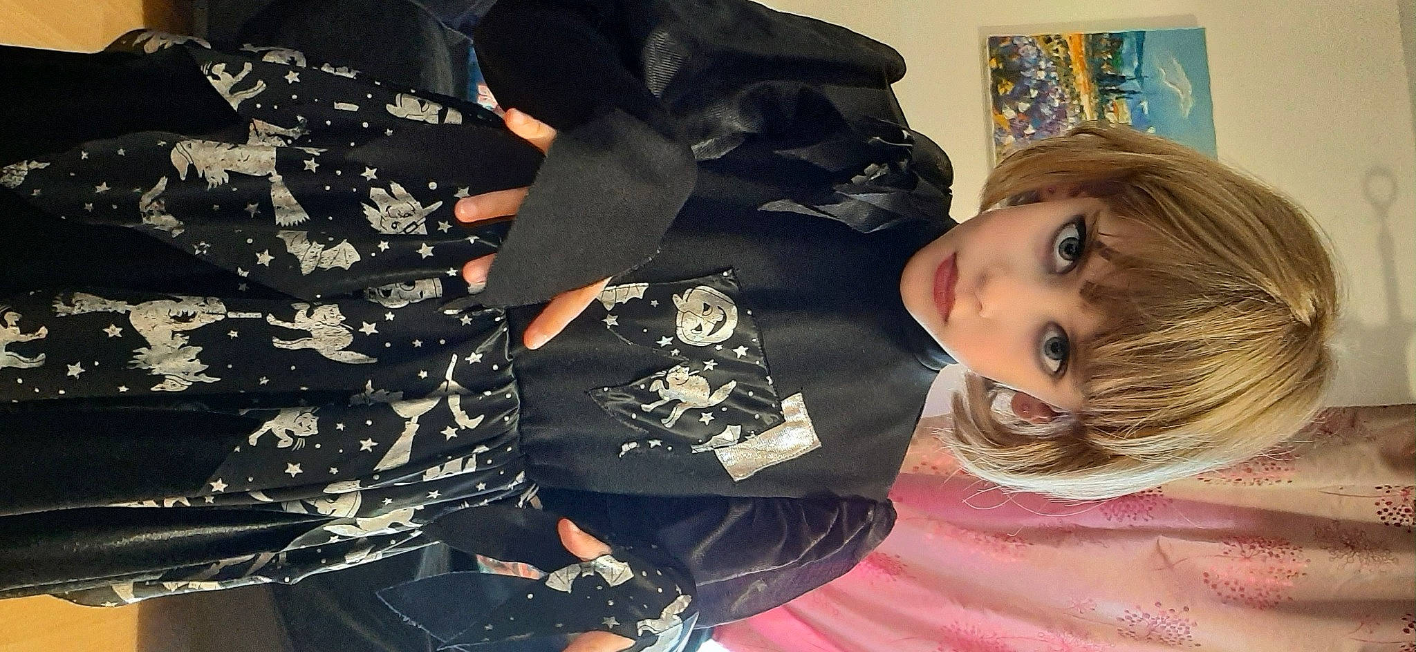 Eléana participe au concours pour gagner de l'argent avec cette photo : brown_hair, button, child, cool, eyelash, eyewear, fashion, fashion_accessory, fashion_design, hair_coloring, headgear, outerwear, pattern, person, picture_frame, sitting, sleeve, textile, thigh, toddler