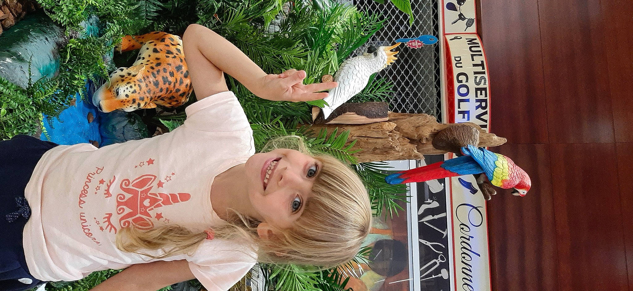 Eléana participe au concours pour gagner de l'argent avec cette photo : beak, bird, cockatiel, cockatoo, event, fun, grass, happy, human_leg, joy, leisure, macaw, parrot, people, people_in_nature, person, photograph, plant, smile, summer