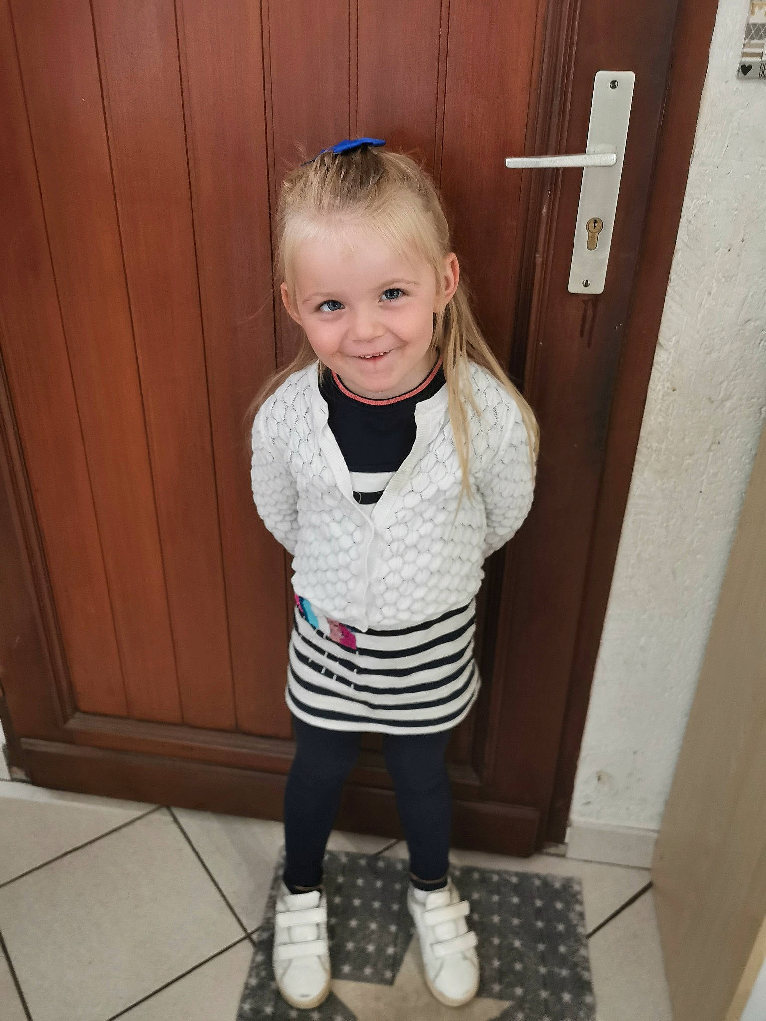 Maëna participe au concours pour gagner de l'argent avec cette photo : baby_toddler_clothing, cheek, child, design, floor, flooring, hair, happy, human_leg, joy, leg, mammal, pattern, person, product, sleeve, smile, sock, standing, t_shirt