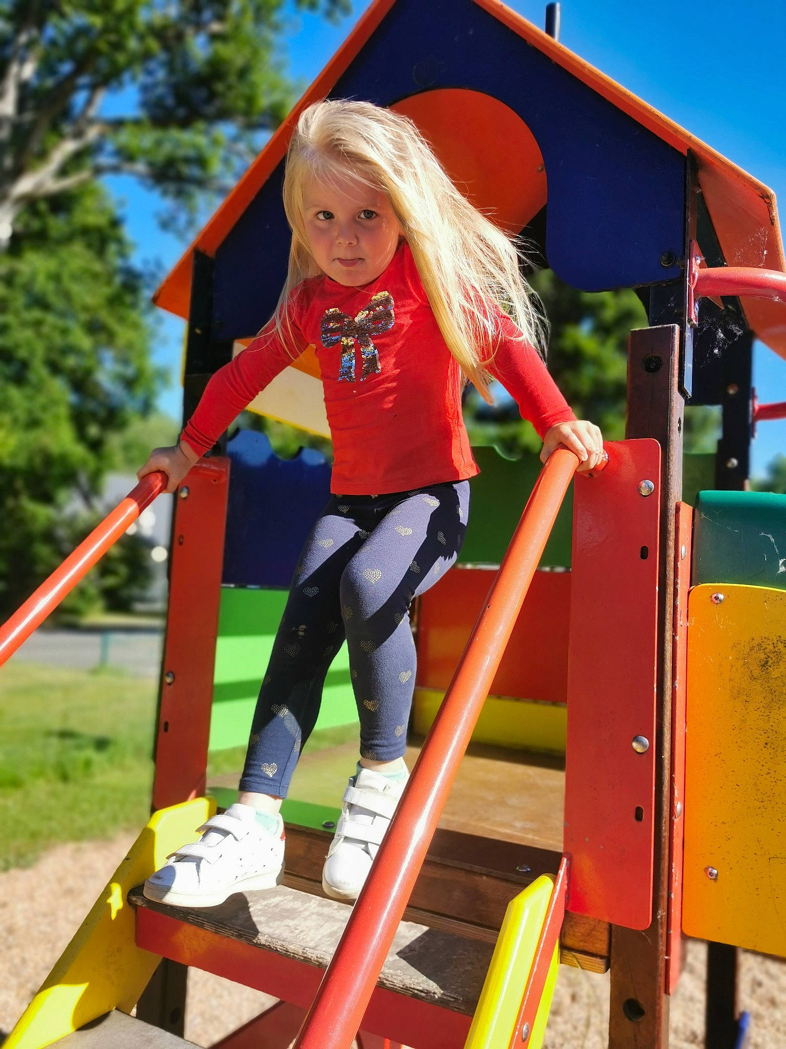 Maëna a rejoint le concours — aidez-le/la à gagner de superbes lots ! barbie, blond, child, chute, city, electric_blue, fun, grass, knee, leisure, outdoor_play_equipment, person, play, playground, playground_slide, recreation, shorts, street_fashion, t_shirt, toy