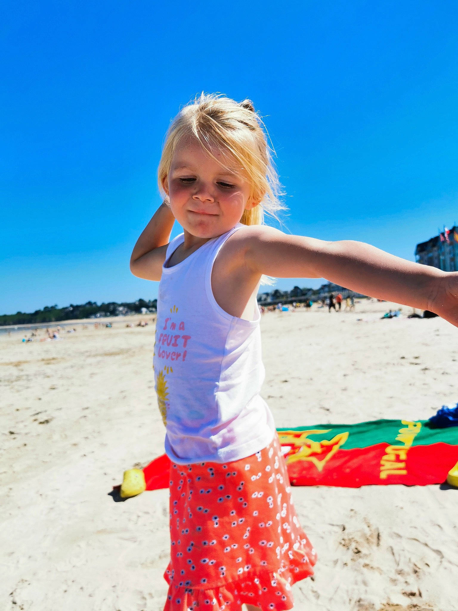 Maëna a rejoint le concours — aidez-le/la à gagner de superbes lots ! azure, beach, body_of_water, coast, electric_blue, fun, happy, joy, landscape, leisure, ocean, people_in_nature, people_on_beach, person, recreation, sand, sky, summer, surfer_hair, toddler