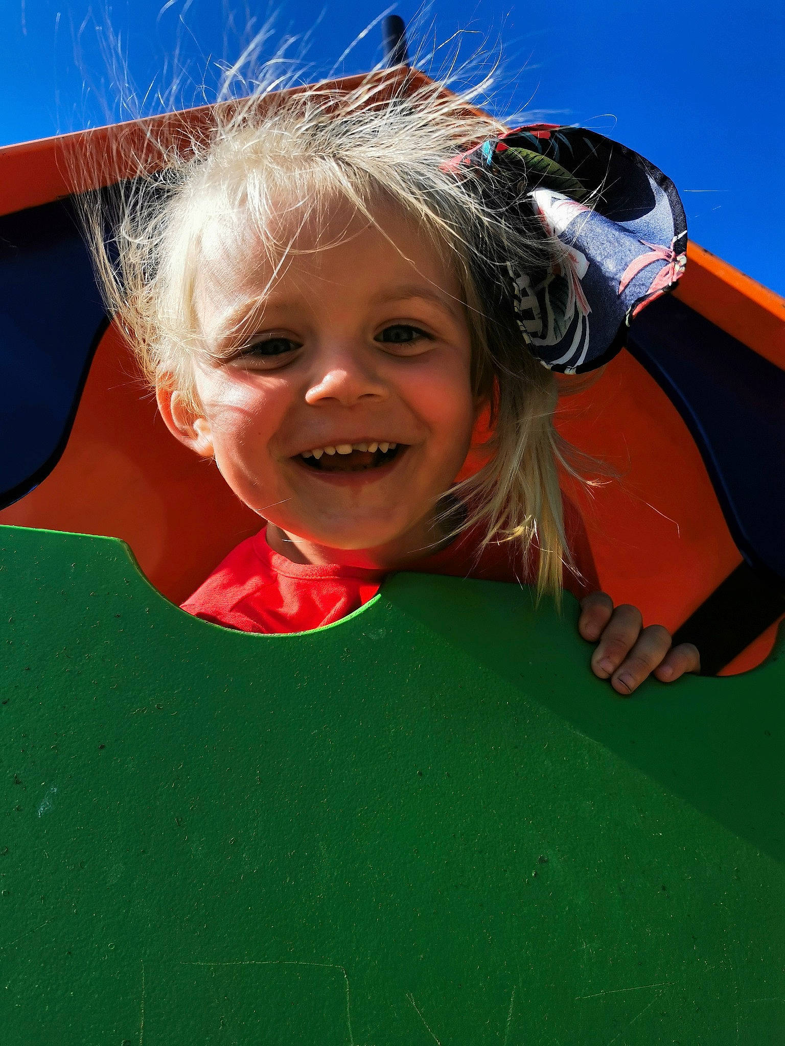 Maëna a rejoint le concours — aidez-le/la à gagner de superbes lots ! child, cool, electric_blue, facial_expression, flash_photography, fun, grass, happy, joy, landscape, laugh, leisure, people_in_nature, person, personal_protective_equipment, play, recreation, sky, smile, sports_gear