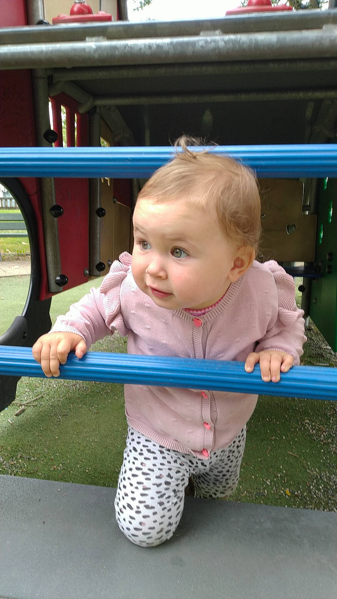 Charlotte participe au concours pour gagner de l'argent avec cette photo : baby, baby_products, baby_toddler_clothing, cheek, child, city, electric_blue, fun, grass, happy, leisure, outdoor_furniture, outdoor_play_equipment, person, play, recreation, sitting, skin, smile, swing