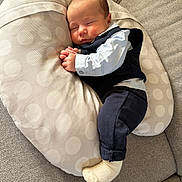 Maylon a rejoint le concours — aidez-le/la à gagner de superbes lots ! baby, sleeping, cushion, polka_dots, couch, infant, clothing, blue_shirt, black_pants, white_socks, peaceful, resting, indoors, soft_lighting, newborn, hands_clasped, face, head, comfort, cozy