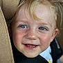 Sandro a rejoint le concours — aidez-le/la à gagner de superbes lots ! toddler, child, face, smile, blue_eyes, blonde_hair, closeup, happy, person, skin, cheeks, mouth, teeth, car_seat, seatbelt, clothing, indoor, expression, candid, portrait