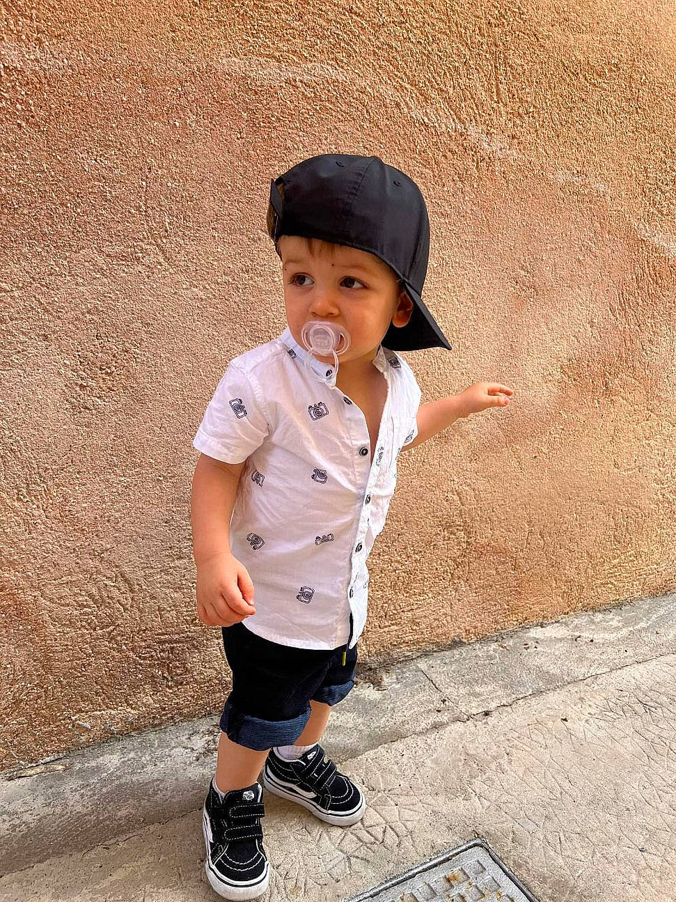 Logan participe au concours pour gagner de l'argent avec cette photo : baby, baby_toddler_clothing, baseball_cap, cap, cool, eye, face, fashion_accessory, fun, happy, hat, head, headwear, outerwear, pattern, person, sleeve, street_fashion, sun_hat, t_shirt