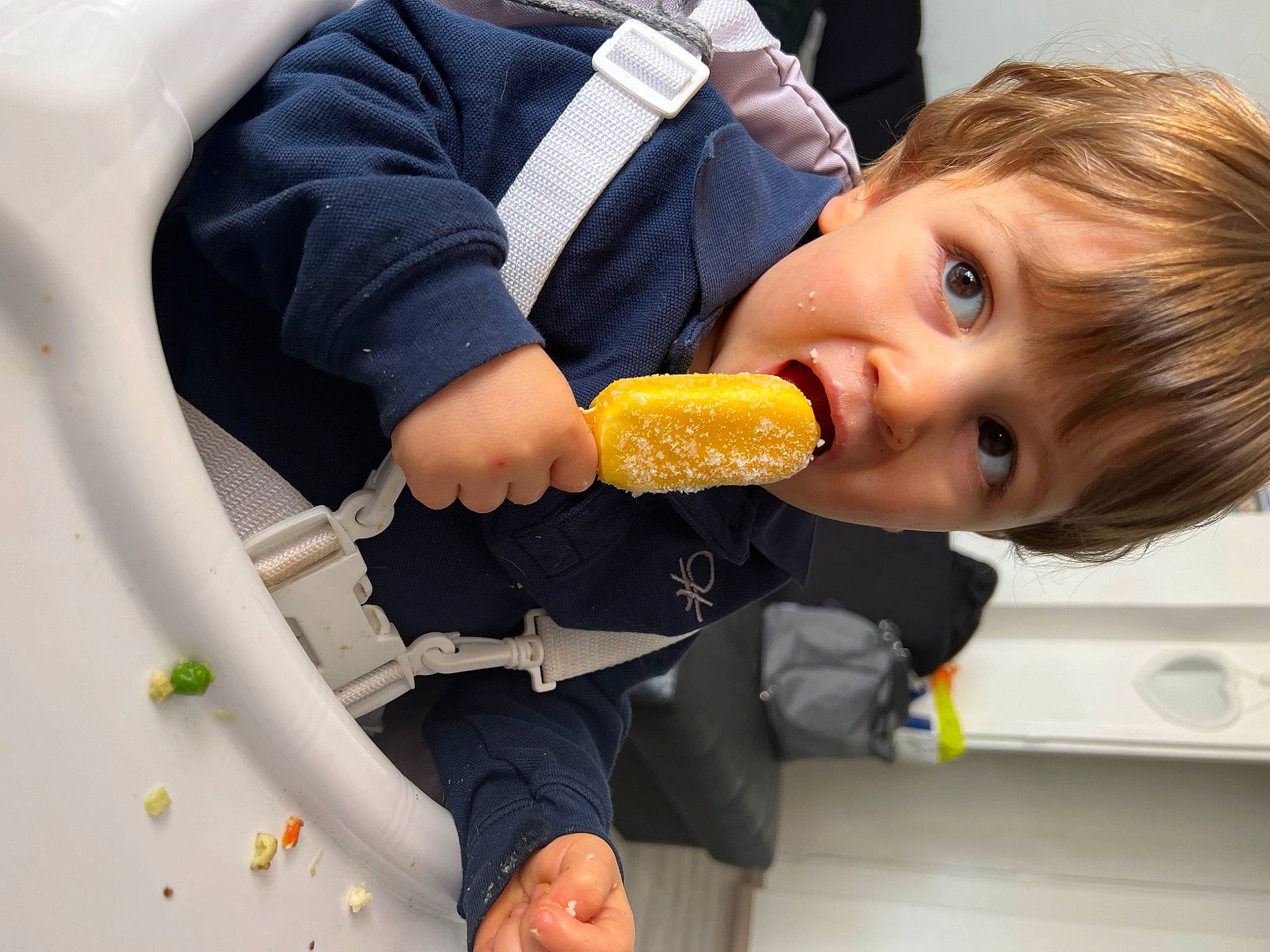 Logan a rejoint le concours — aidez-le/la à gagner de superbes lots ! baby_products, child, drink, drinking, drinkware, eating, elbow, finger, fun, gesture, hand, junk_food, nail, person, plastic_bottle, play, room, surprise, thumb, toddler