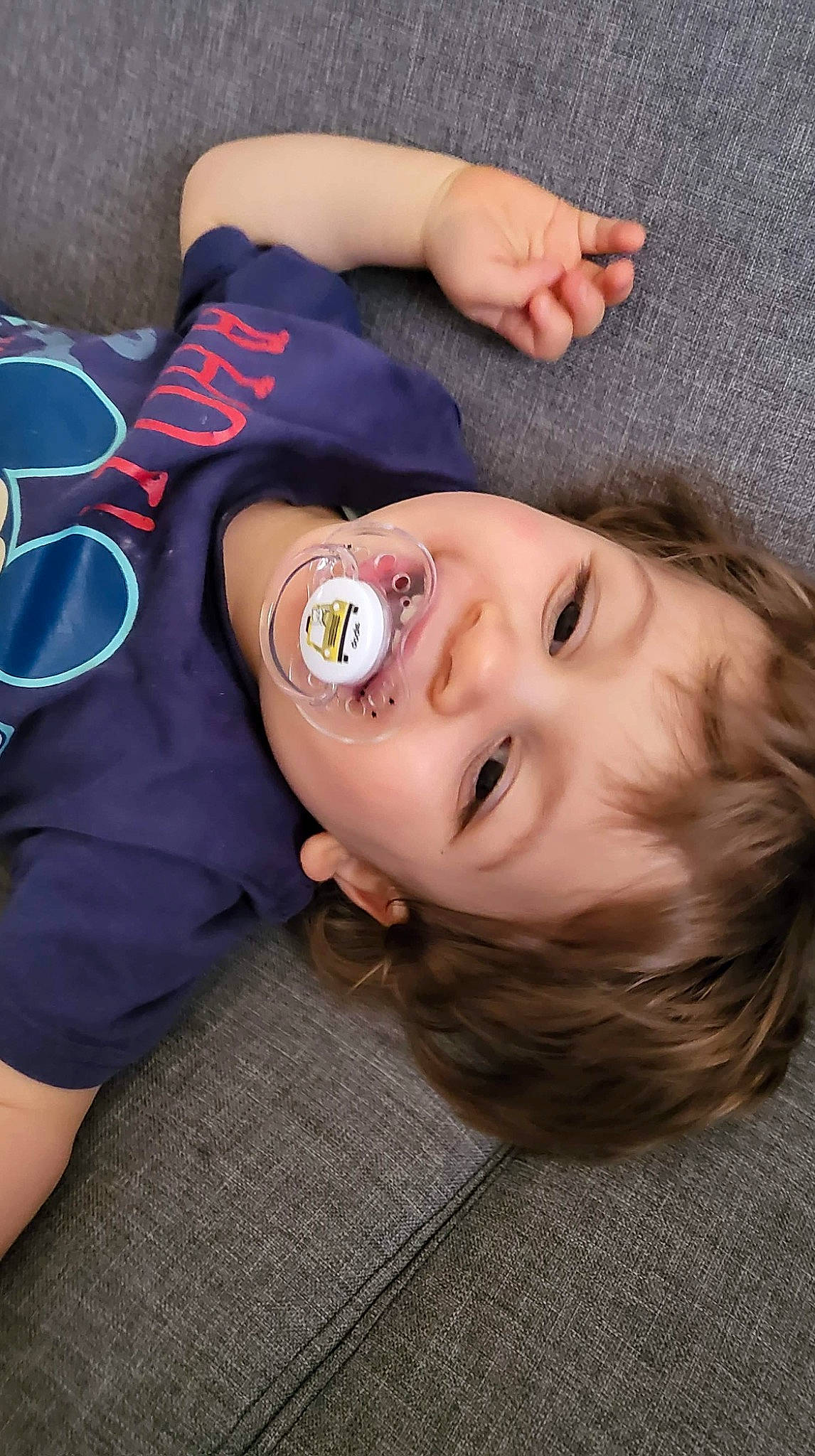 Logan a rejoint le concours — aidez-le/la à gagner de superbes lots ! blond, cheek, child, cool, electric_blue, eyelash, eyewear, flash_photography, flooring, fun, gesture, happy, lip, mouth, nose, person, portrait_photography, sitting, skin, smile