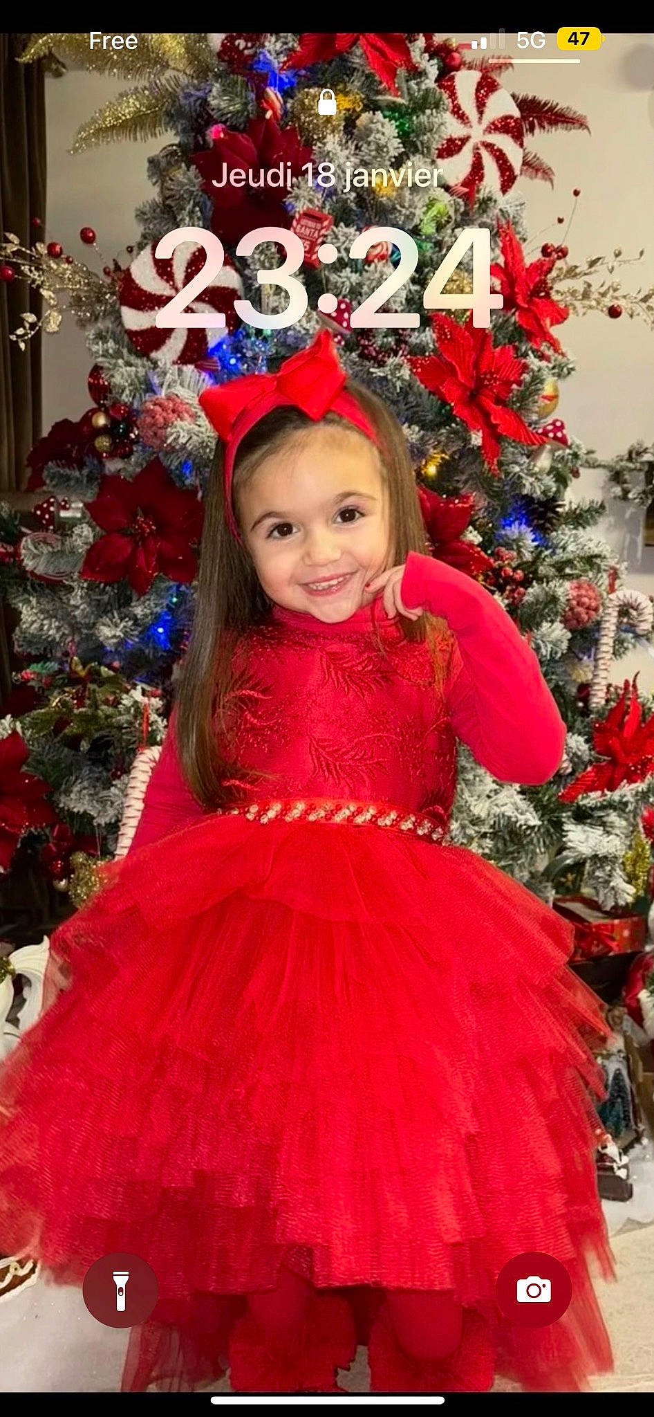 Abby a rejoint le concours — aidez-le/la à gagner de superbes lots ! christmas_decoration, christmas_ornament, christmas_tree, dress, embellishment, event, facial_expression, formal_wear, happy, head, holiday_ornament, joy, magenta, ornament, person, pink, red, sleeve, smile, standing