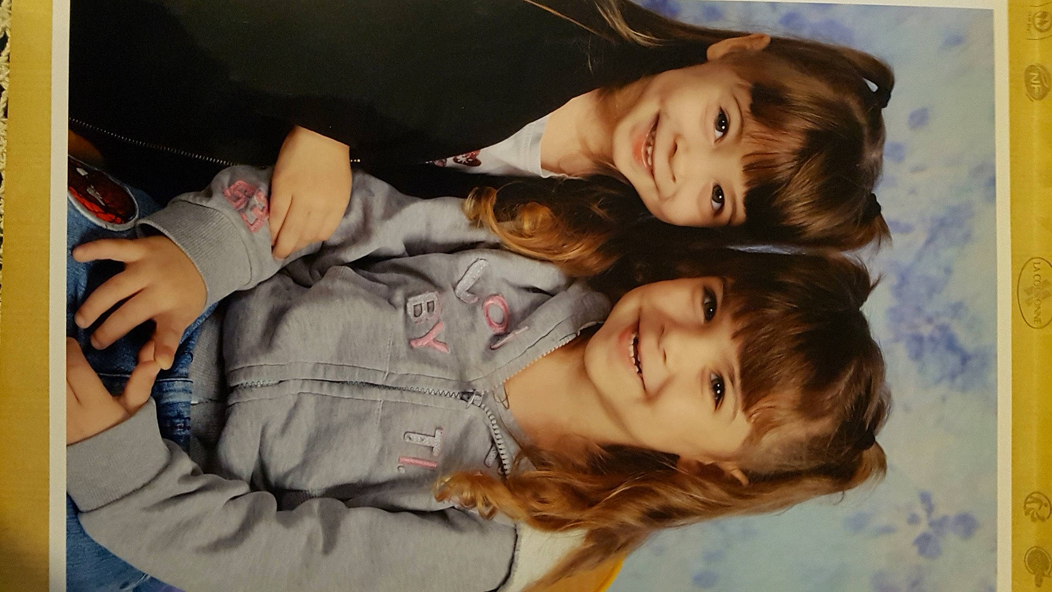 Mélodie Et Celia a rejoint le concours — aidez-le/la à gagner de superbes lots ! art, beauty, black_hair, brown_hair, gesture, joy, long_hair, person, photography, smile