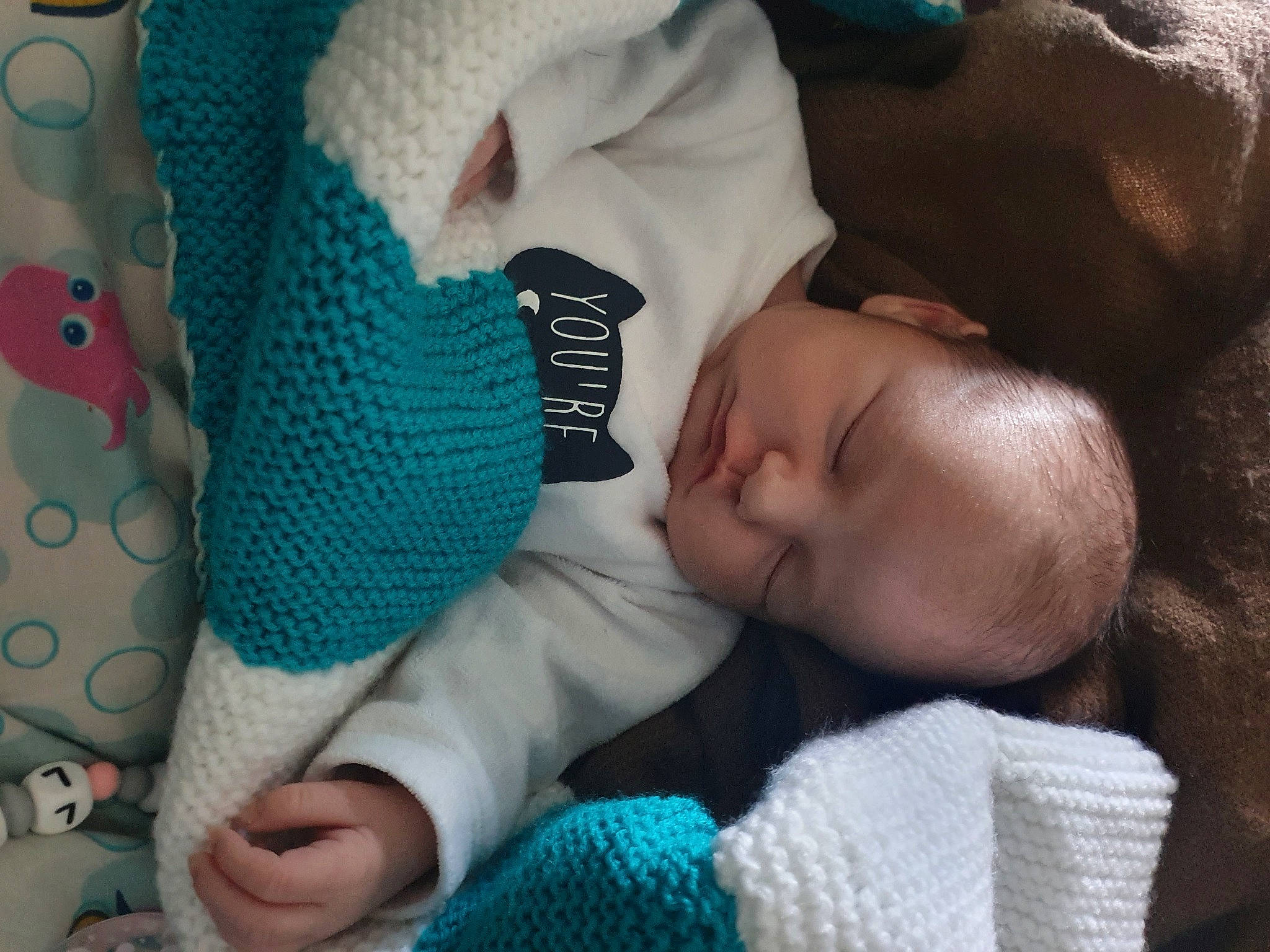 Lauryn a rejoint le concours — aidez-le/la à gagner de superbes lots ! baby, baby_products, baby_sleeping, baby_toddler_clothing, bedtime, blue, cheek, child, comfort, finger, linens, mouth, nap, person, product, room, skin, textile, toddler, wool