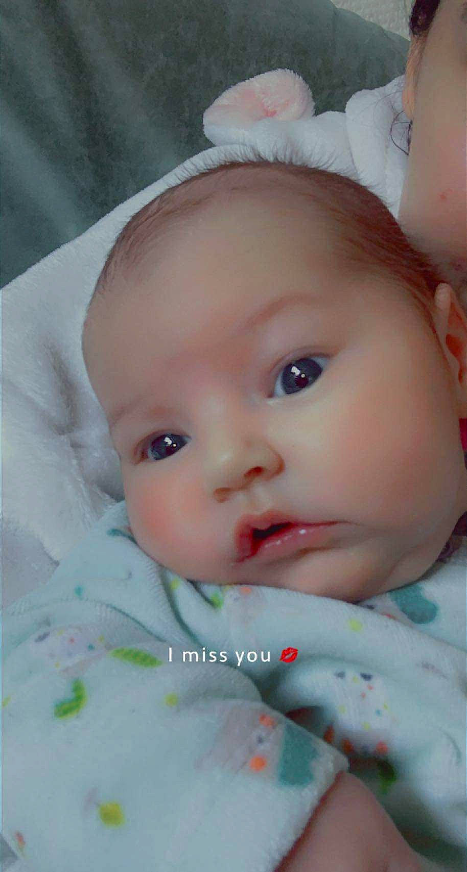 Lauryn a rejoint le concours — aidez-le/la à gagner de superbes lots ! baby, baby_toddler_clothing, cheek, chin, ear, eye, eyebrow, eyelash, forehead, hair, human_body, iris, lip, mouth, neck, nose, person, pink, skin, textile